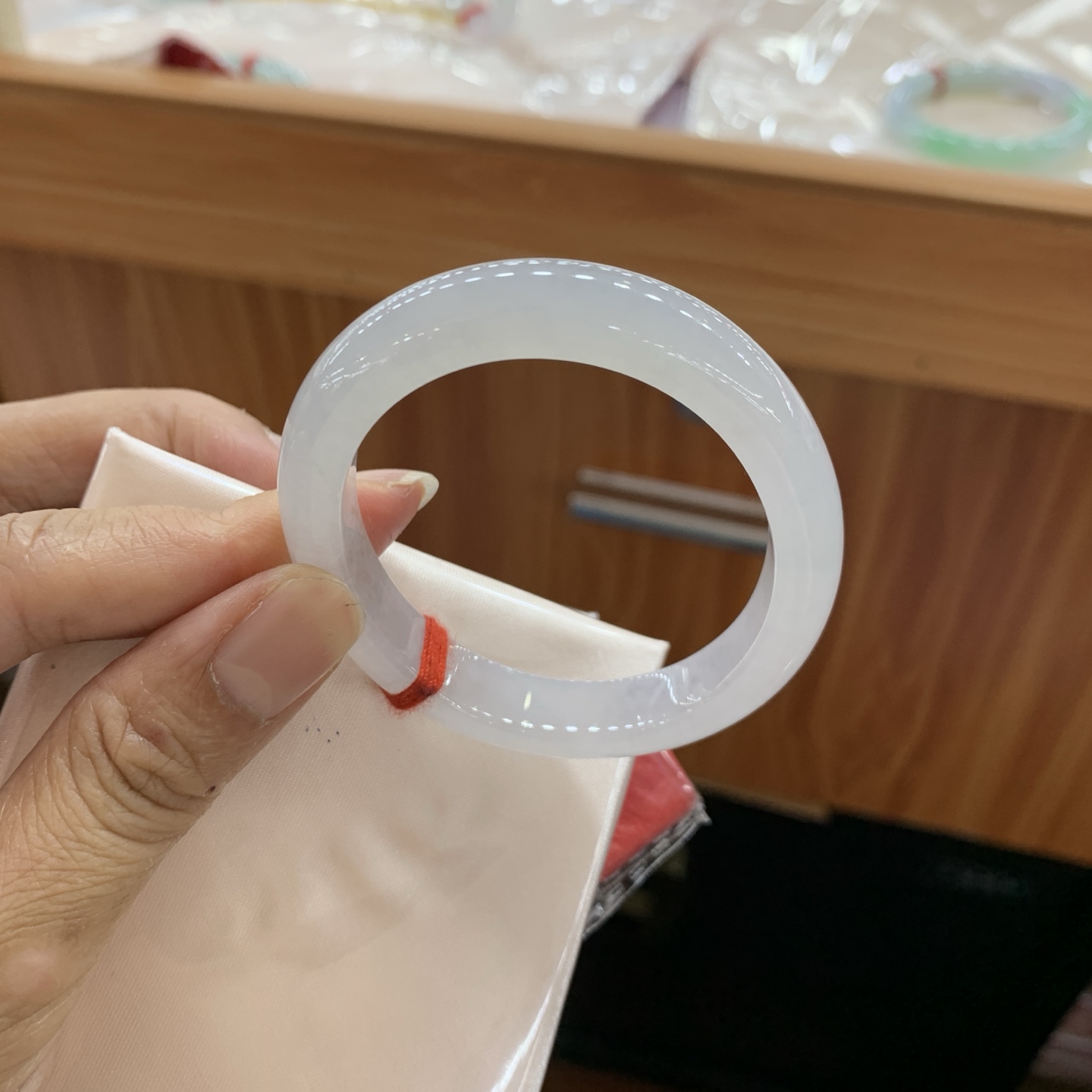 042705CZ，飘绿贵妃翡翠手镯，52-45-9.6-7.4