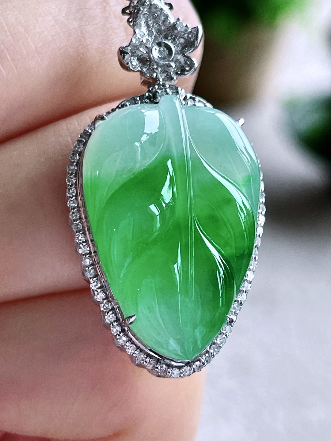 【镶嵌】冰种阳绿树叶飘阳绿叶子吊坠，【说明】缅甸 18k金镶嵌 无裂 性比高 大业有成，【整体】37-38.6-11.6，【裸石】24.3-16.2-3.6，【重量】7.6克