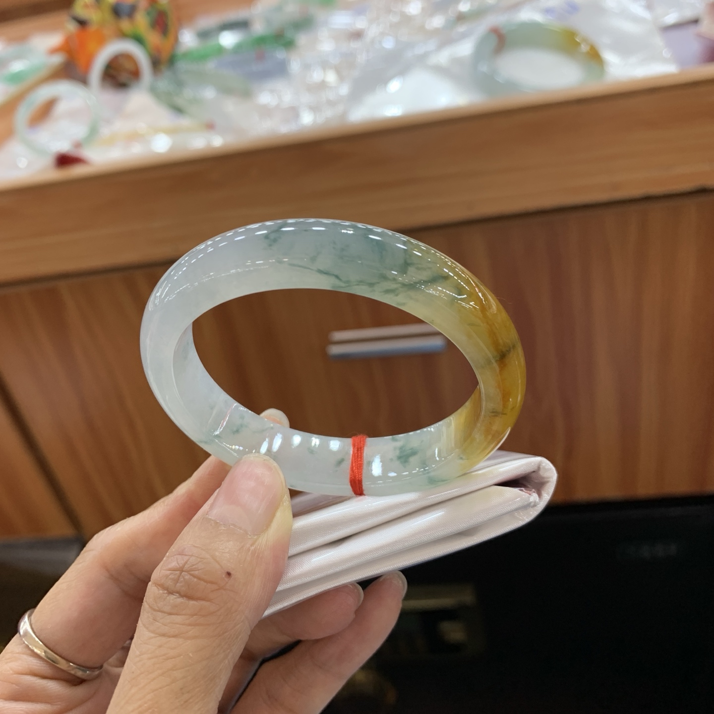 042726JM，黄翡飘花贵妃翡翠手镯，54-47.5-12-7.2