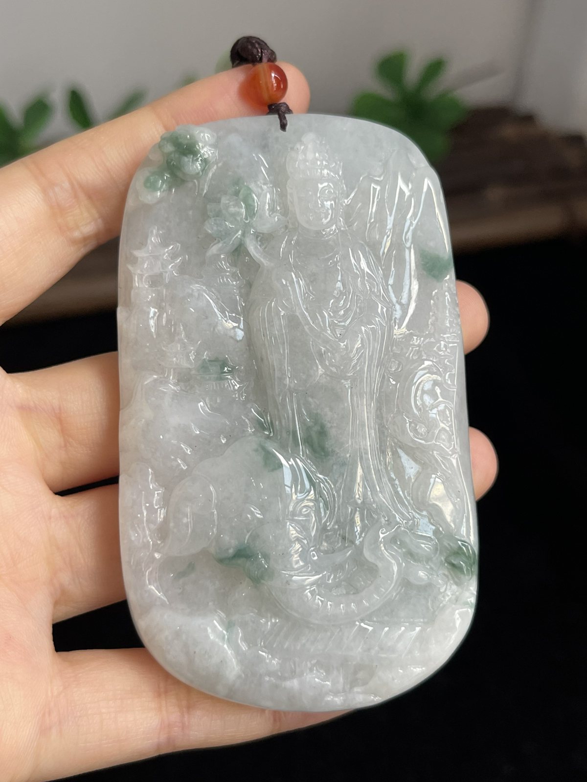 翡翠糯化种飘绿吊坠，配珠未测