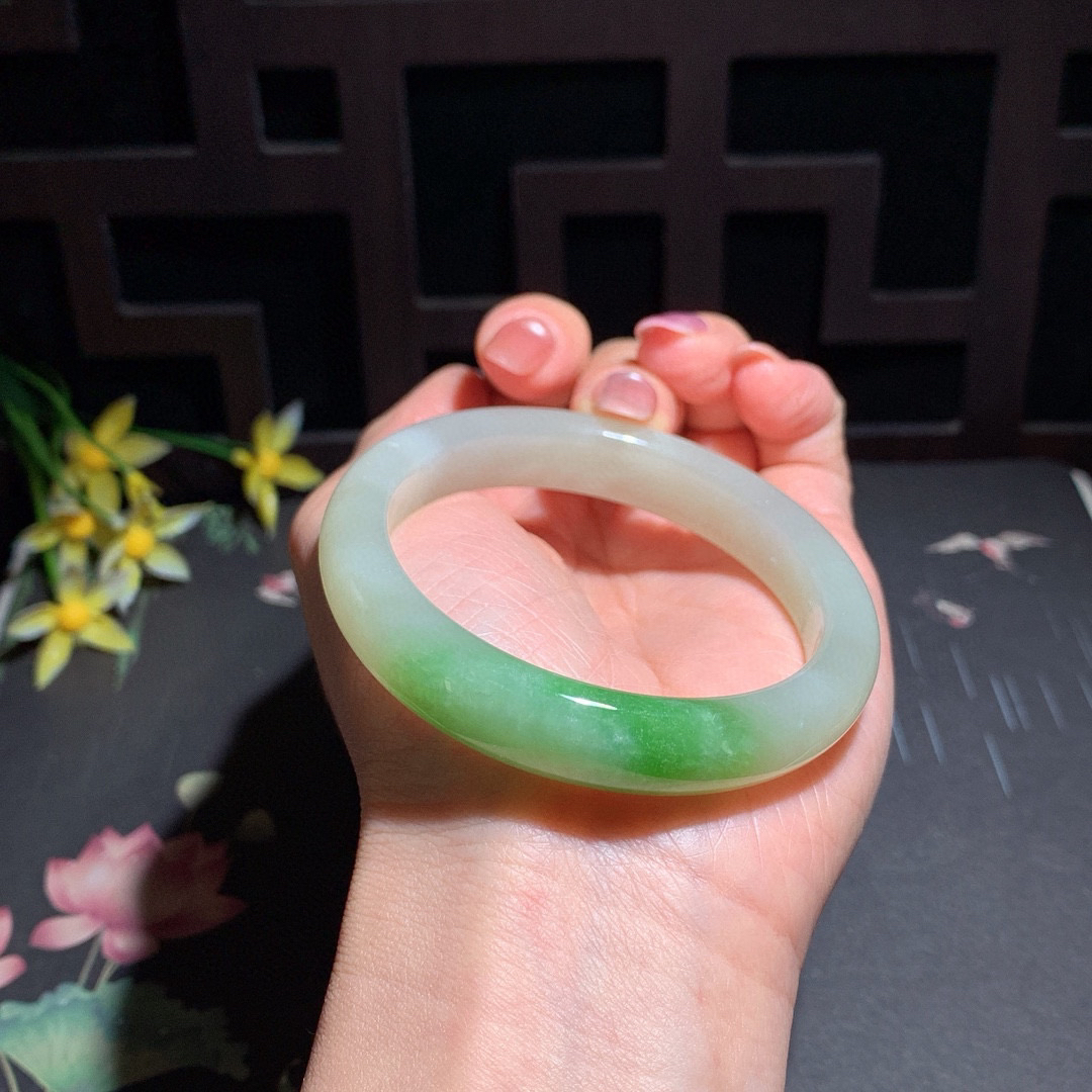 和田玉55圈翠青手镯！玉质细腻油润 底色纯净 无裂无黑 脂粉好，品质高