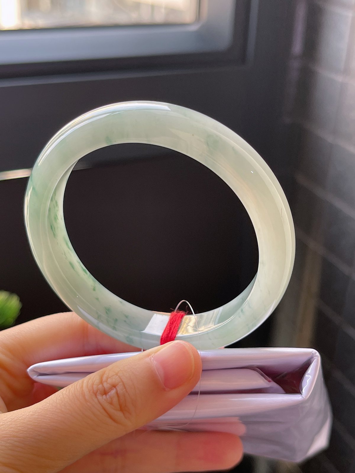 正圈56.8圈口，翡翠糯化种淡绿色手镯