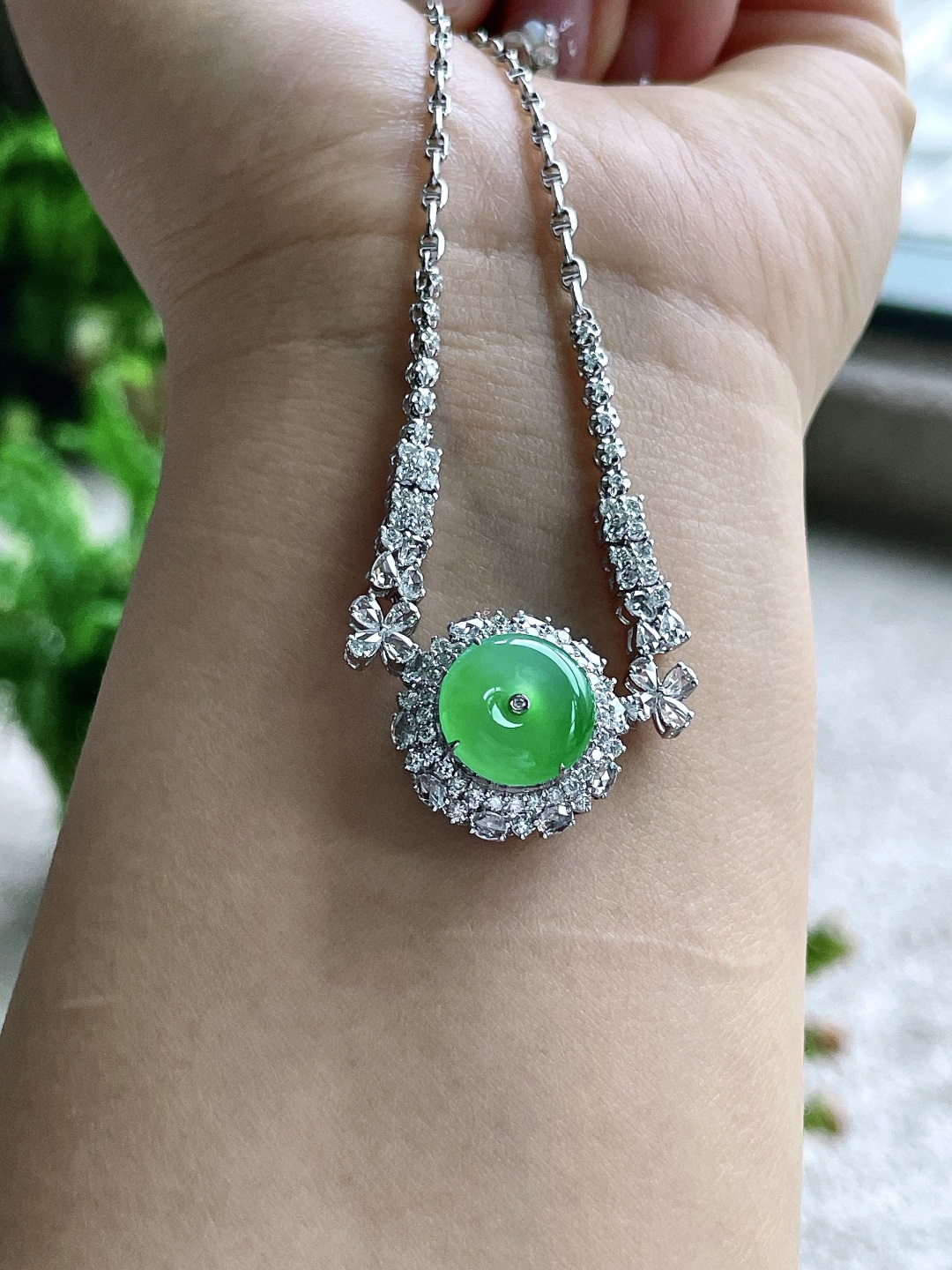 高冰甜阳绿平安扣项链，18k金镶嵌，无裂，性比高18.6/11.3，裸石11.8/2.5，重量11克