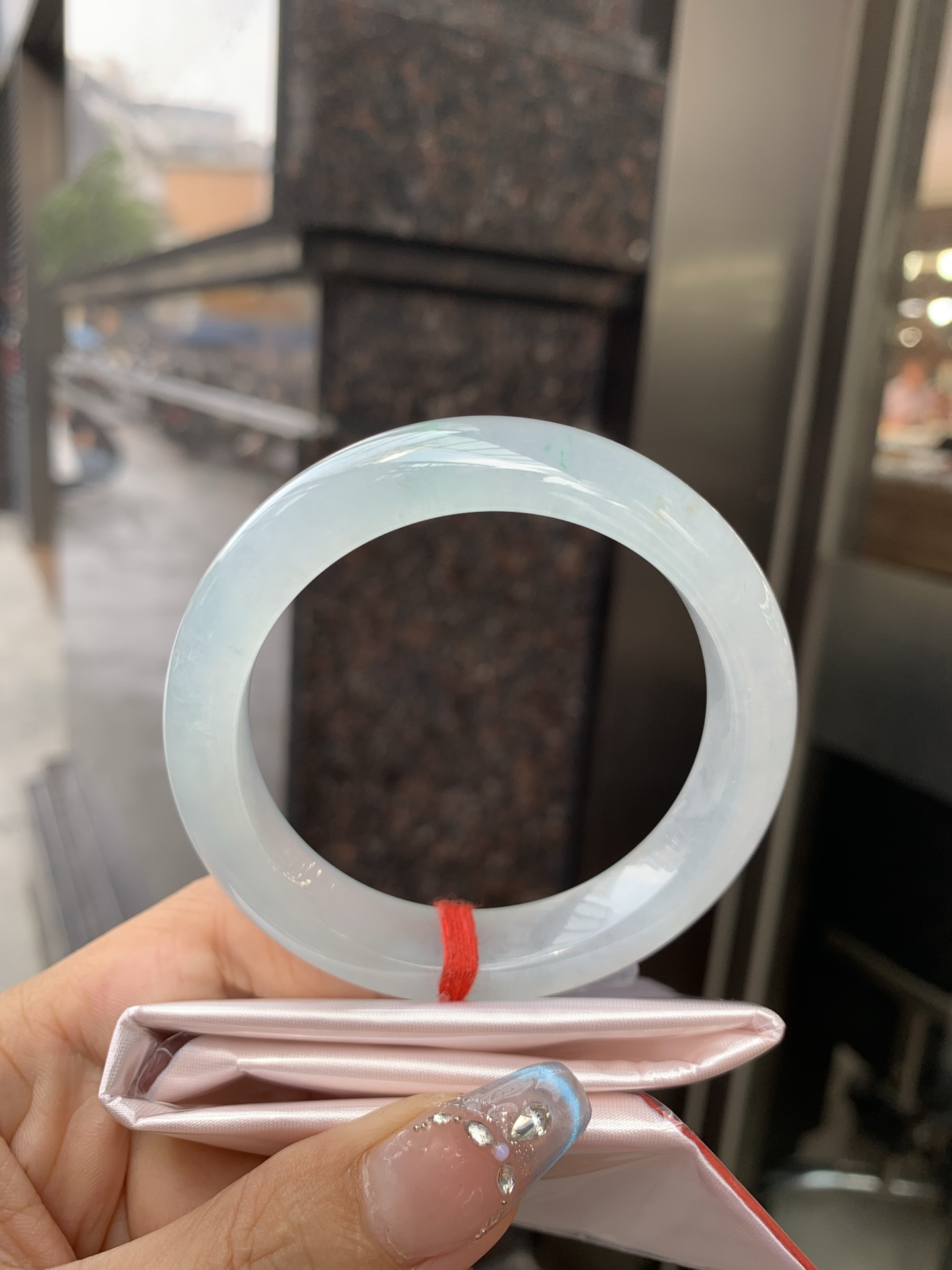 冰飘绿洒金正圈，54.3-8.4-12.1，0428-N560，打灯纹，不扣，玉质冰润细腻，清爽的底子飘一丝阳绿花，鲜活而灵动，犹如新冒的嫩芽，艳丽惹人