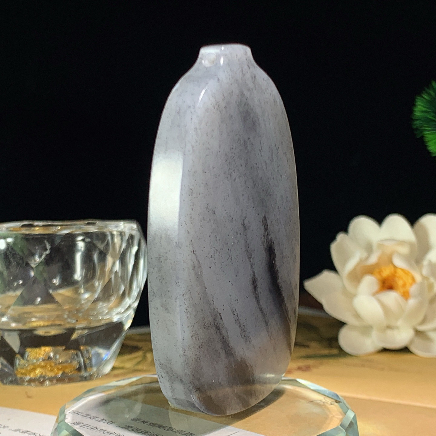 新疆和田玉籽料青花平安无事牌挂件。尺寸78/47/11重92.5克 玉质细腻油润。手推出油。佩戴高端典雅。lt260428