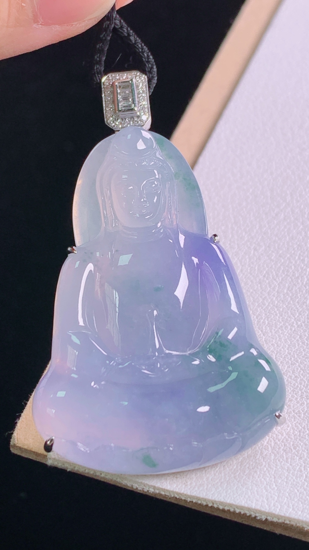 紫飘花观音吊坠，18K重金镶嵌，花色灵动，紫色浓郁，无裂，尺寸:49.2-29.4-7.5，裸石40.9-29.4-5.3mm，23