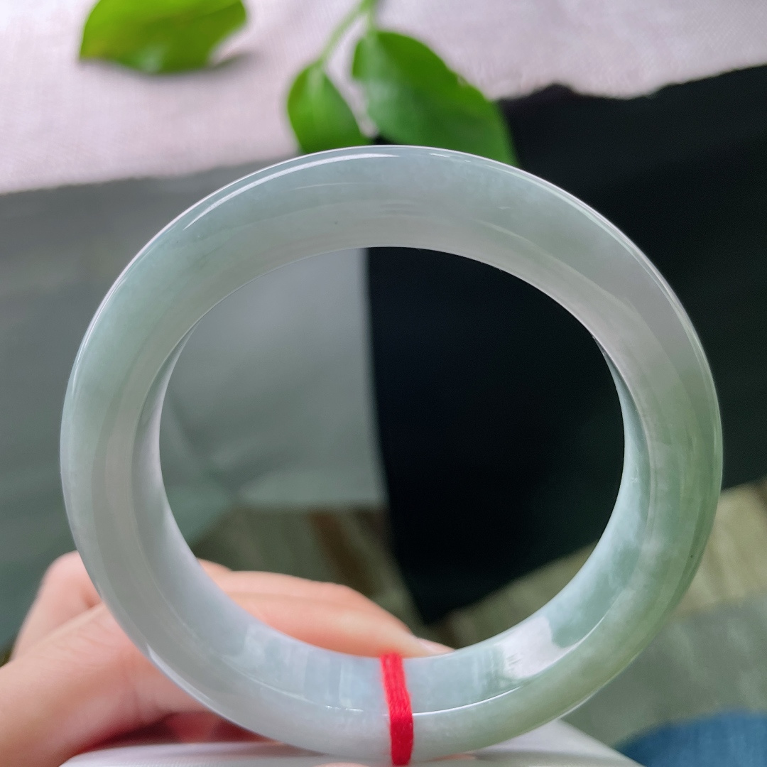 55.9/12.6/8.8，浅油绿正圈，镯型厚装饱满，佩戴端庄大方，无裂，ss51810a