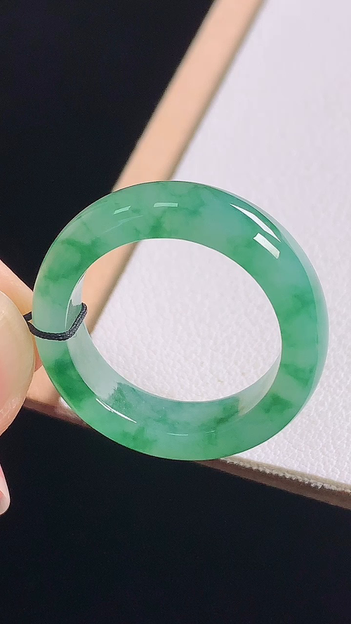 ️冰飘绿指环，无裂，尺寸:圈口17/18.2-6.2-3.4mm，24