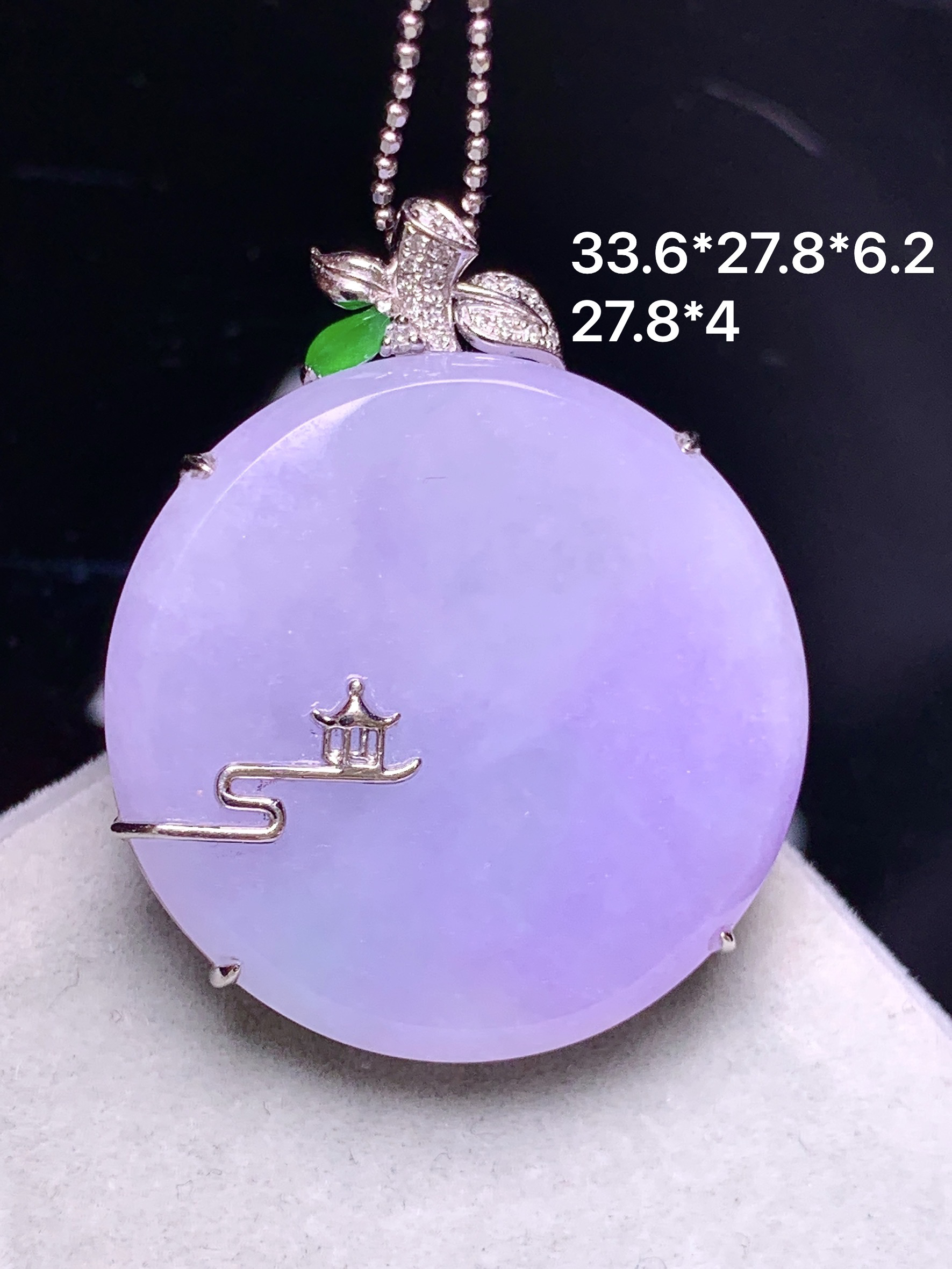 18k金钻镶嵌紫罗兰圆牌吊坠 玉质细腻 色泽艳丽清新 水润亮眼 整体尺寸33.6*27.8*6.2b1