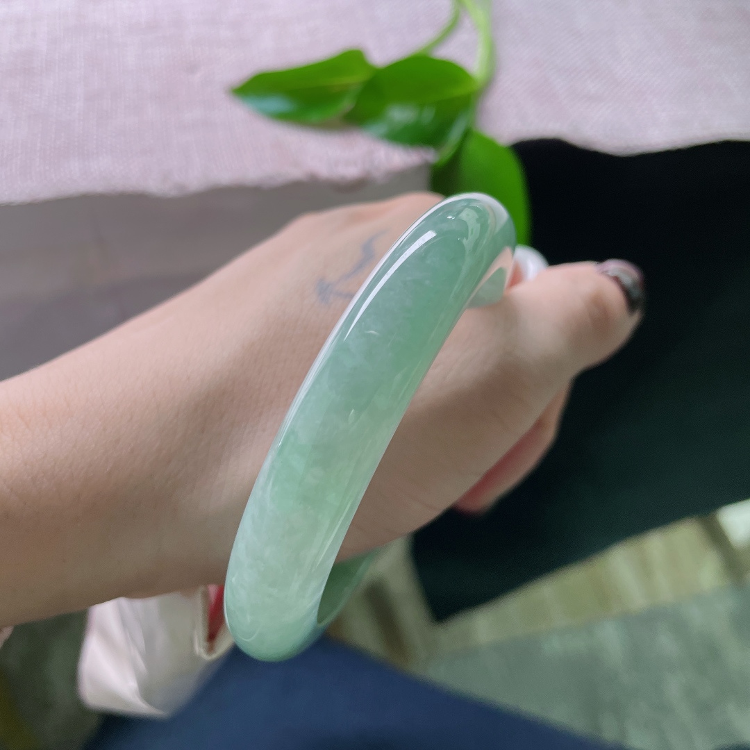 57.9/11.9/8.6，绿底正圈，水头好，种老，满色匀称，佩戴减龄，显气质，无裂，ss51179a