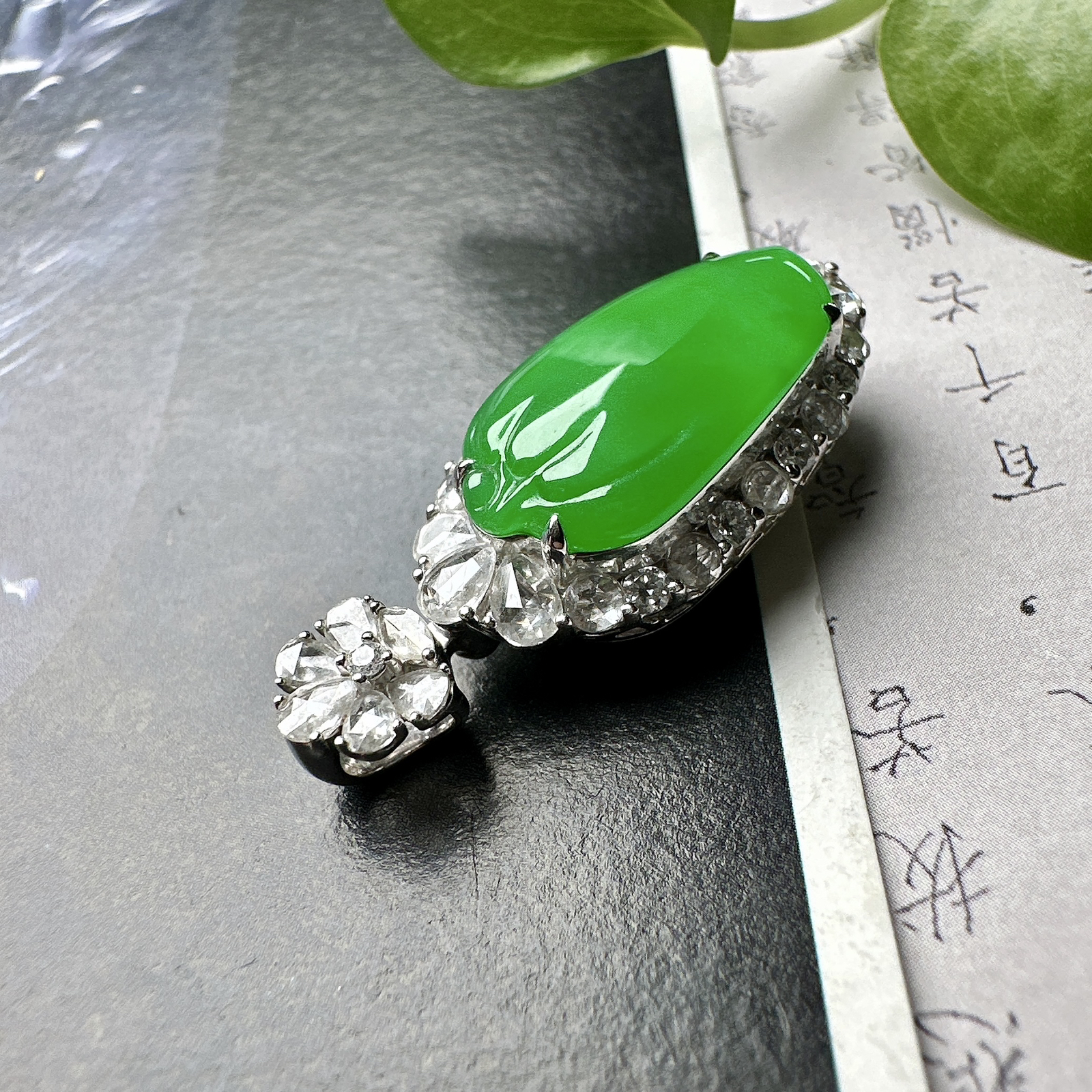 【冰种满绿福瓜吊坠】种水上乘，晶莹剔透，纯净通透，18k金钻精美镶嵌，裸石尺寸18.3*9.8*3.5毫米