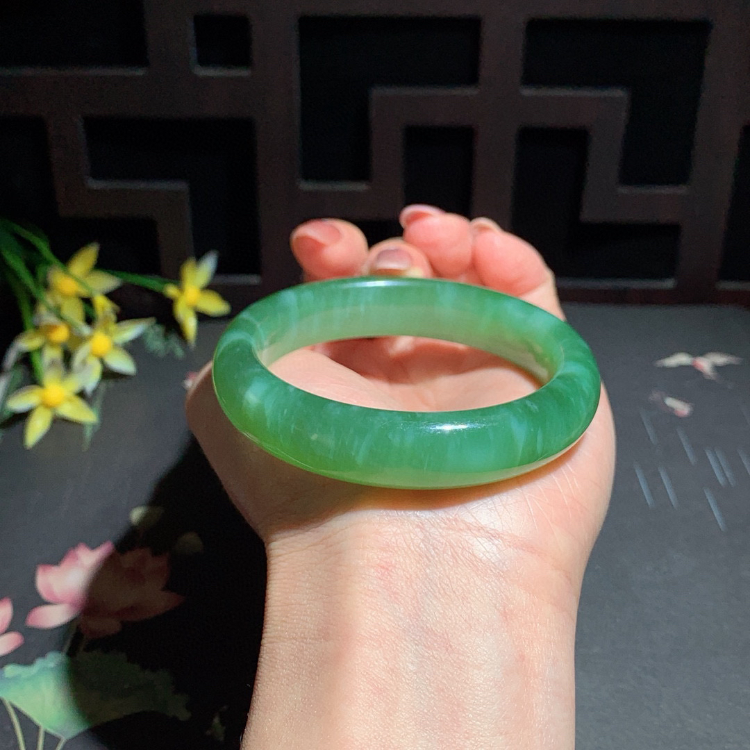 ￼ 和田玉54.5圈冰底绿猫眼碧玉手镯！玉质细腻油润 底色纯净 无裂无杂 脂粉好，品质高。