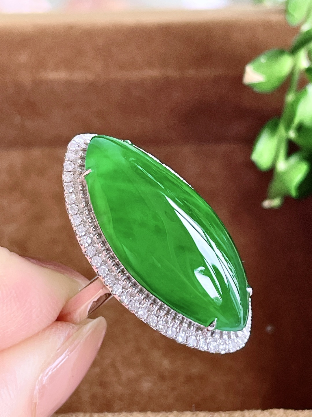 【镶嵌】冰辣绿马眼戒指，【说明】 18k金镶嵌 无裂 性比高，【整体】28-15-11，【裸石】2