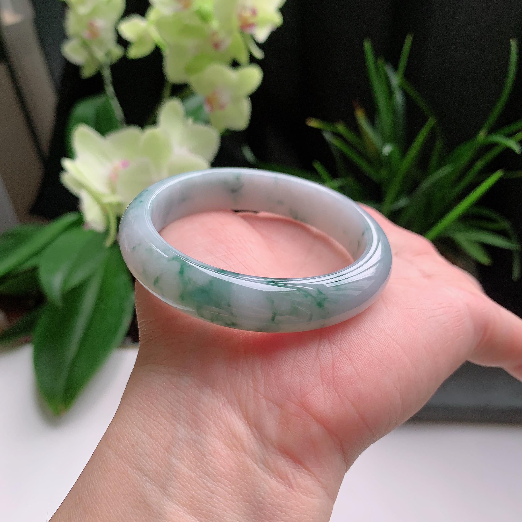 正圈53圈口，天然A货翡翠冰糯种水润飘绿玉手镯，水润秀丽，飘花灵动，种水十足，视觉甜美可人，恰到好处的美，十分高雅耐看，条形优美，上手优雅大方。47.53