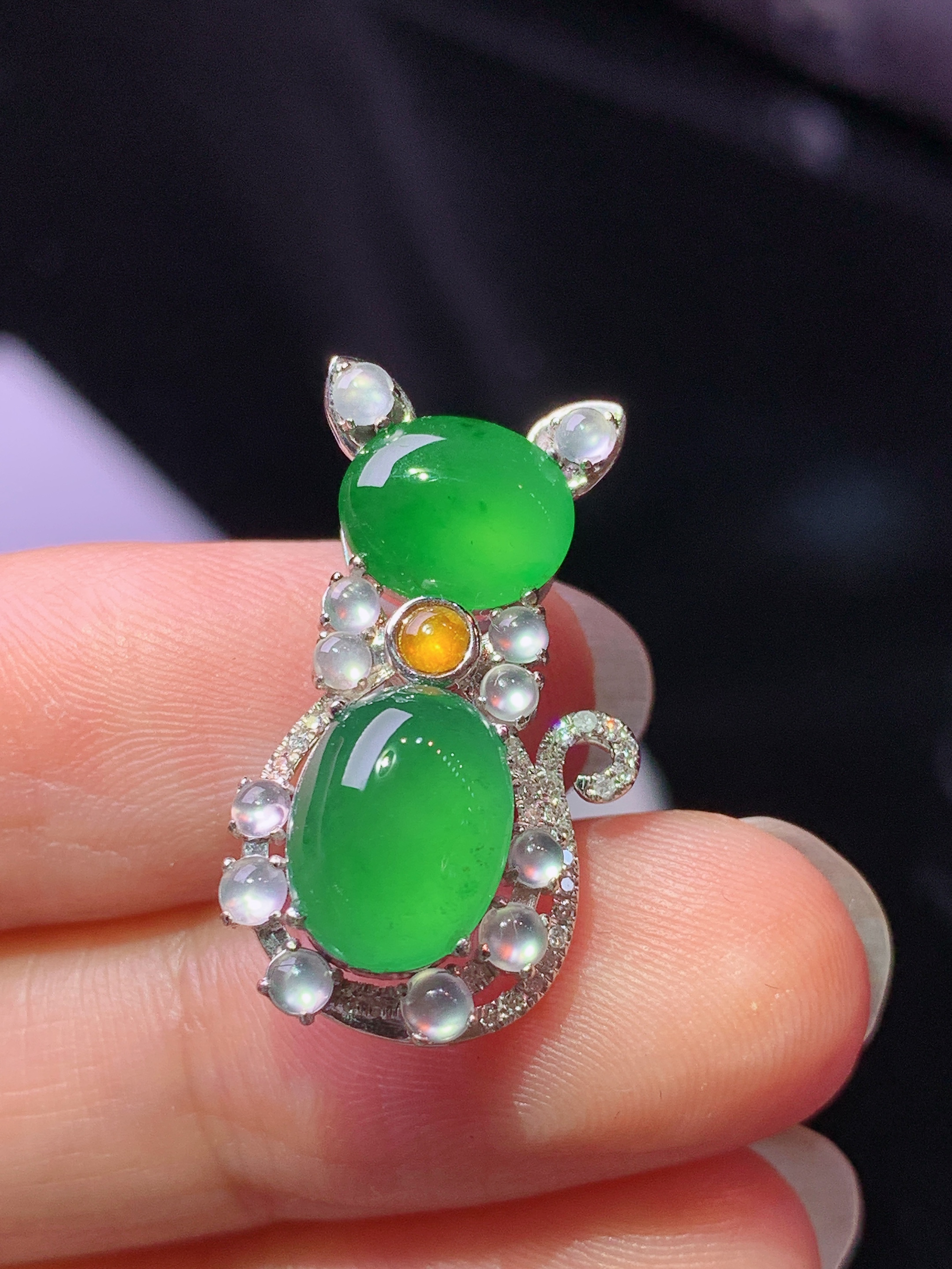 18k金钻镶嵌冰满绿蛋面猫咪款吊坠 玉质细腻 色泽艳丽清新 水润亮眼 整体尺寸23.8*13.8*8x2