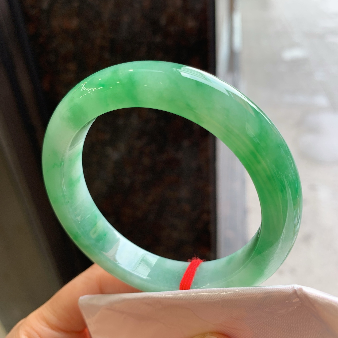 正圈飘绿，有纹，尺寸：58/12.3/9.3，色好