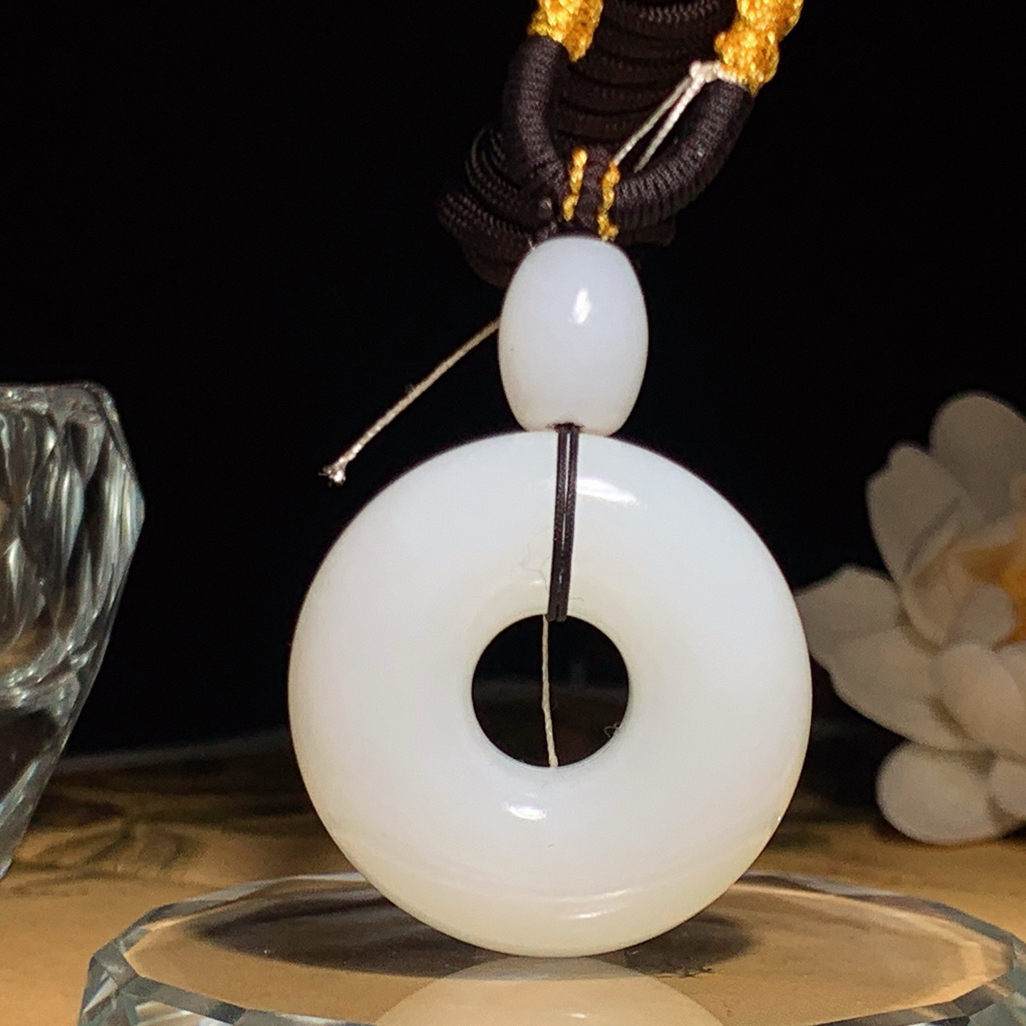 新疆和田玉羊脂白平安环怀古挂件。尺寸35/12重32.8克 玉质细腻油润。手推出油。佩戴高端典雅。l