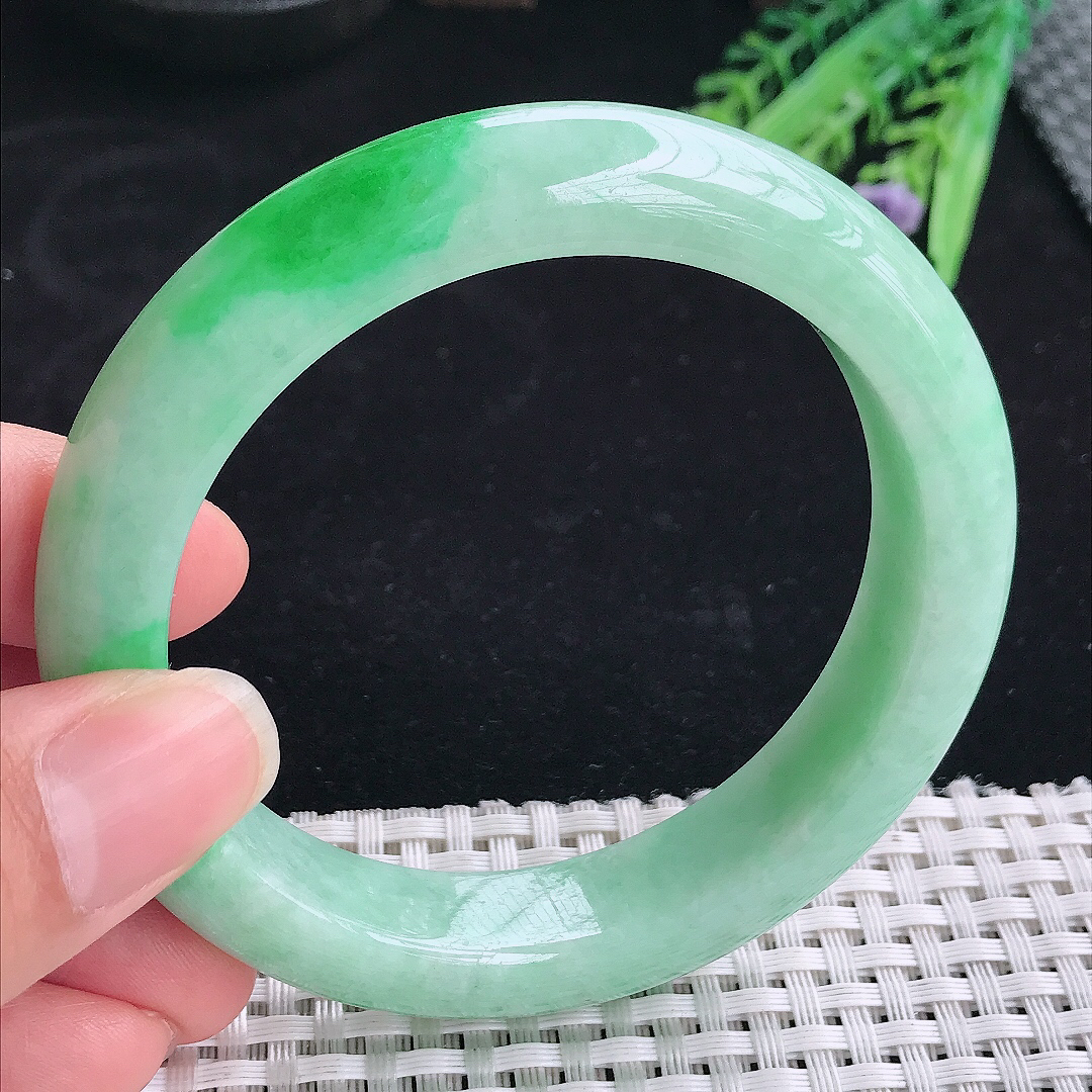 实拍A货翡翠59.5/12.8/9.5老坑精美飘阳绿手镯翡翠玉镯平安镯