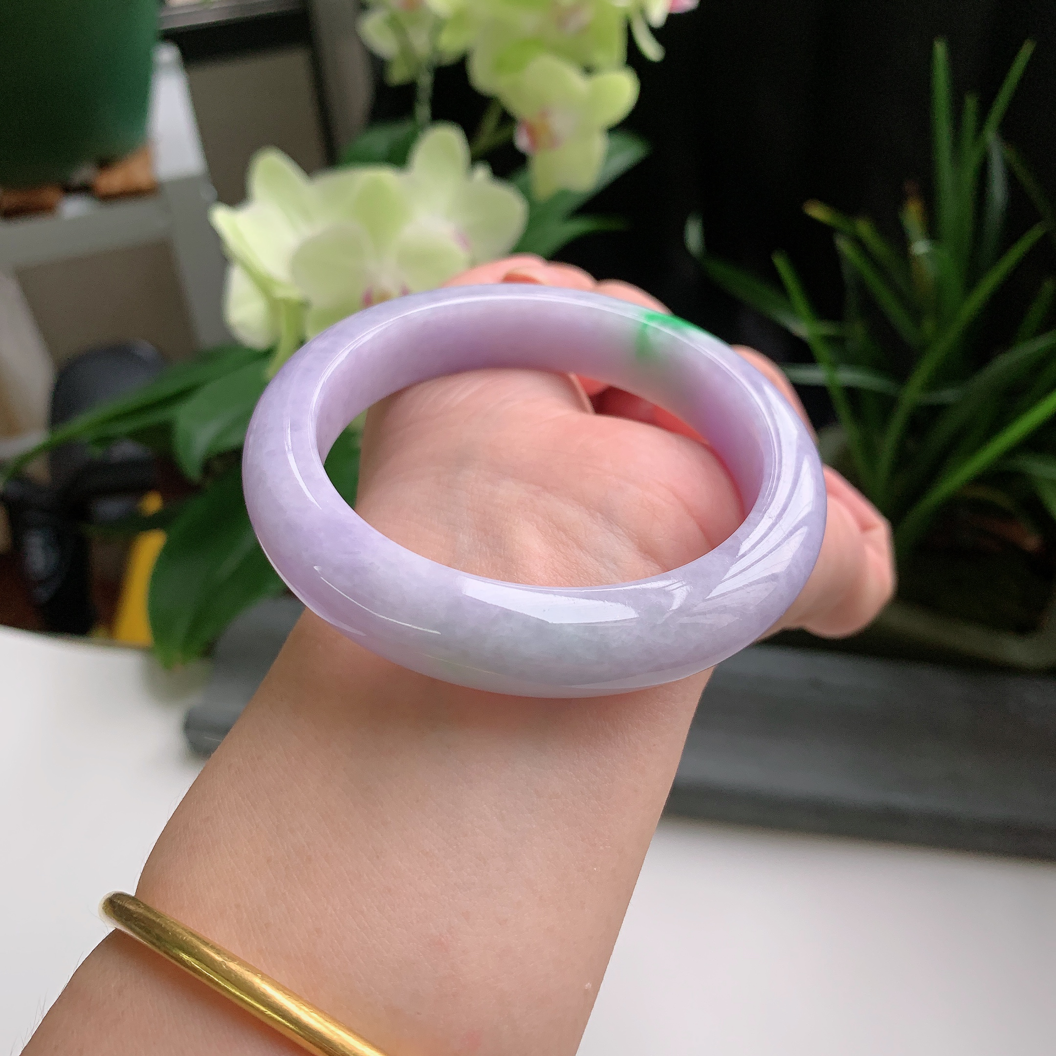 正圈57圈口，天然A货翡翠冰糯种水润春彩紫罗兰飘阳绿玉手镯，水润秀丽，飘花灵动，种水十足，视觉甜美可人，恰到好处的美，十分高雅耐看，条形优美，上手优雅大方。65.84