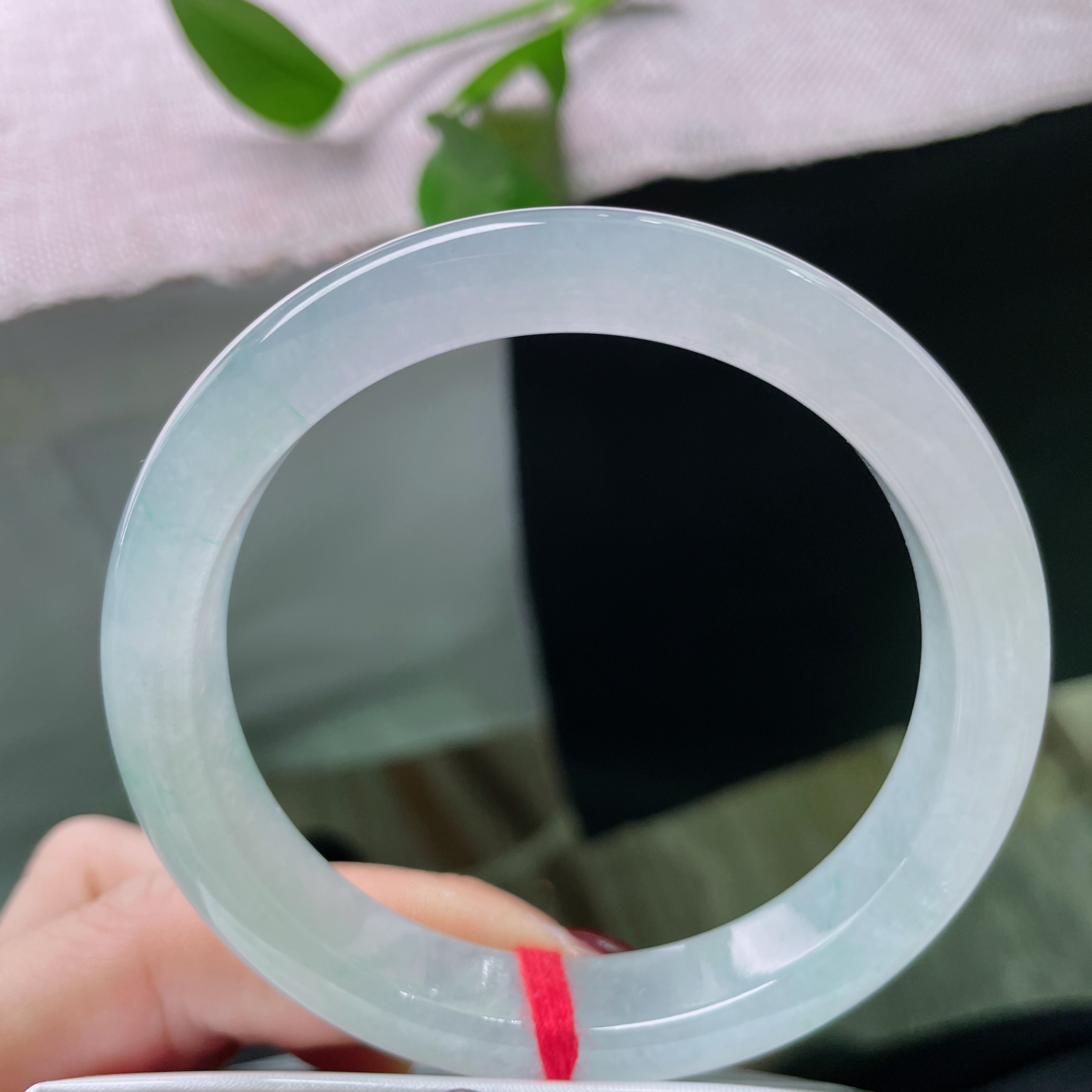 59.8/12.1/8.4冰晴底正圈，不追求浓艳，胜在干净、透亮、气质，像雨后的晴空或初融的冰湖。s