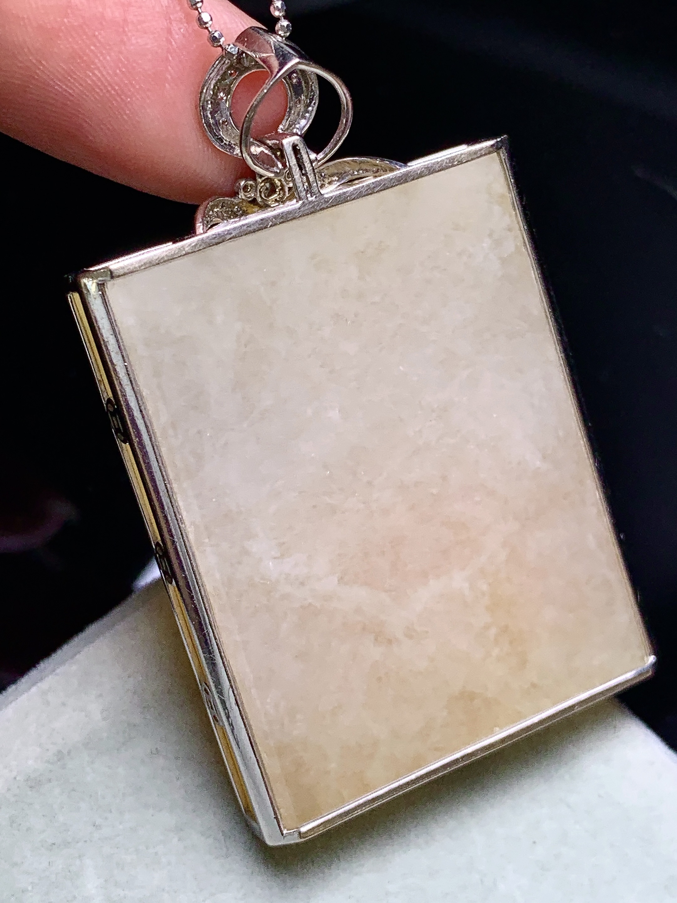 18k金钻镶嵌黄翡无事牌吊坠 玉质细腻 色泽艳丽清新 水润亮眼 整体尺寸48*30*6b1