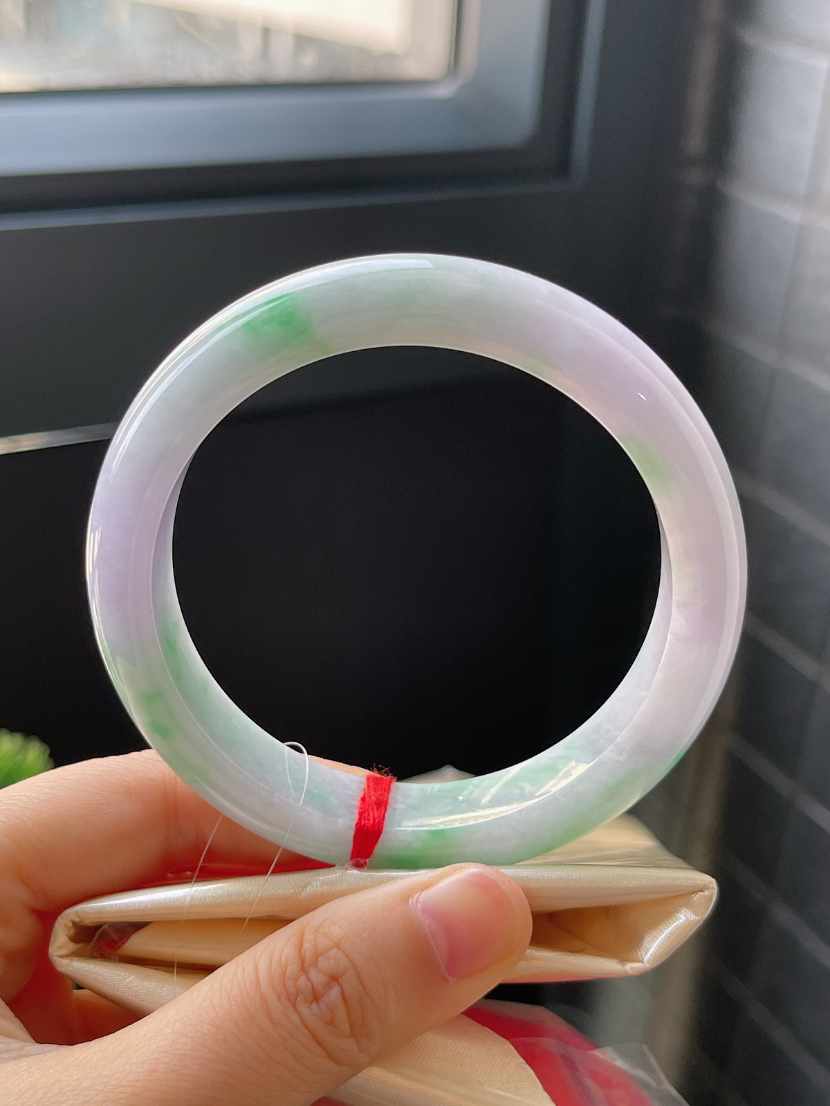 正圈57.7圈口，翡翠糯化种淡紫色春带彩手镯