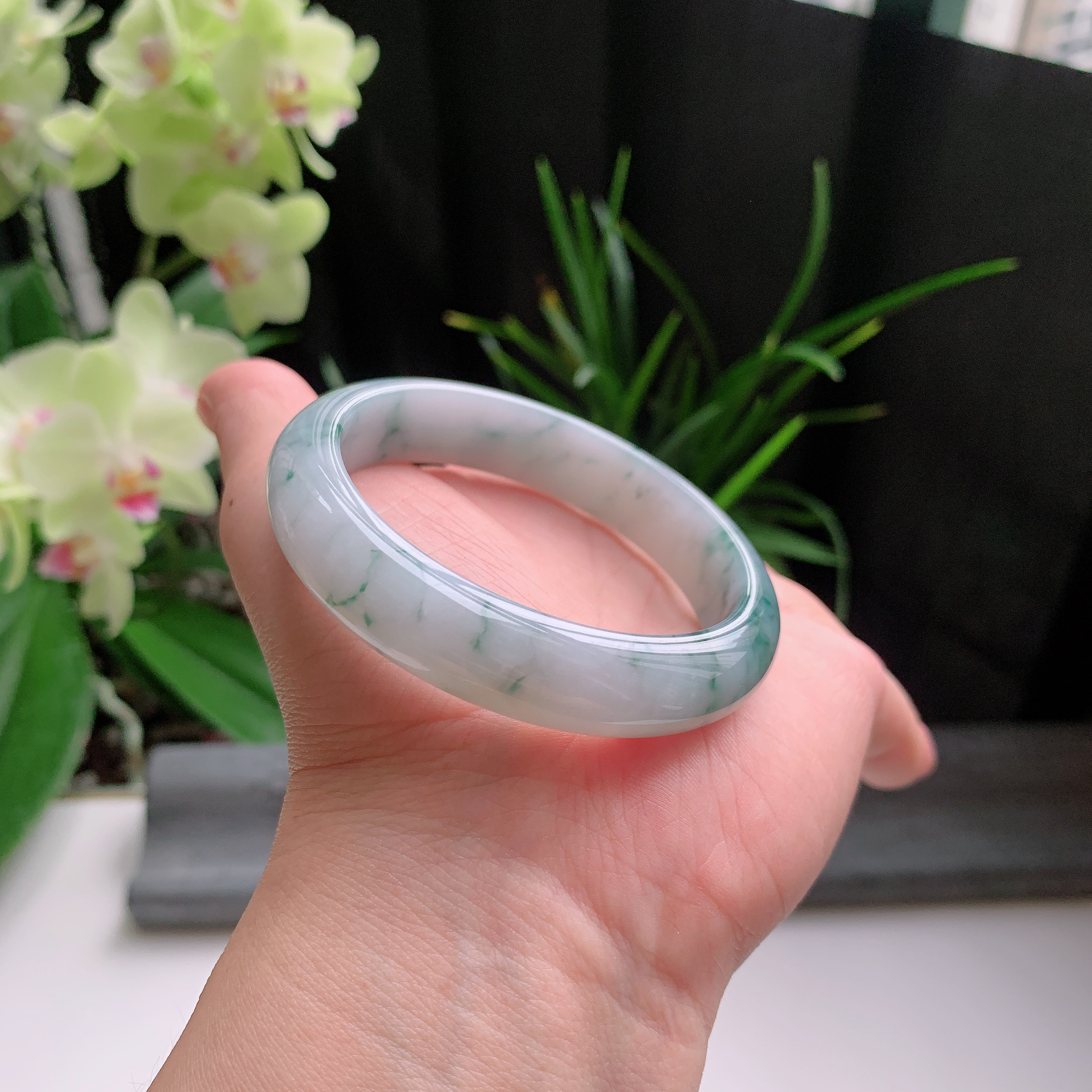 正圈53圈口，天然A货翡翠冰糯种水润飘绿玉手镯，水润秀丽，飘花灵动，种水十足，视觉甜美可人，恰到好处的美，十分高雅耐看，条形优美，上手优雅大方。47.53