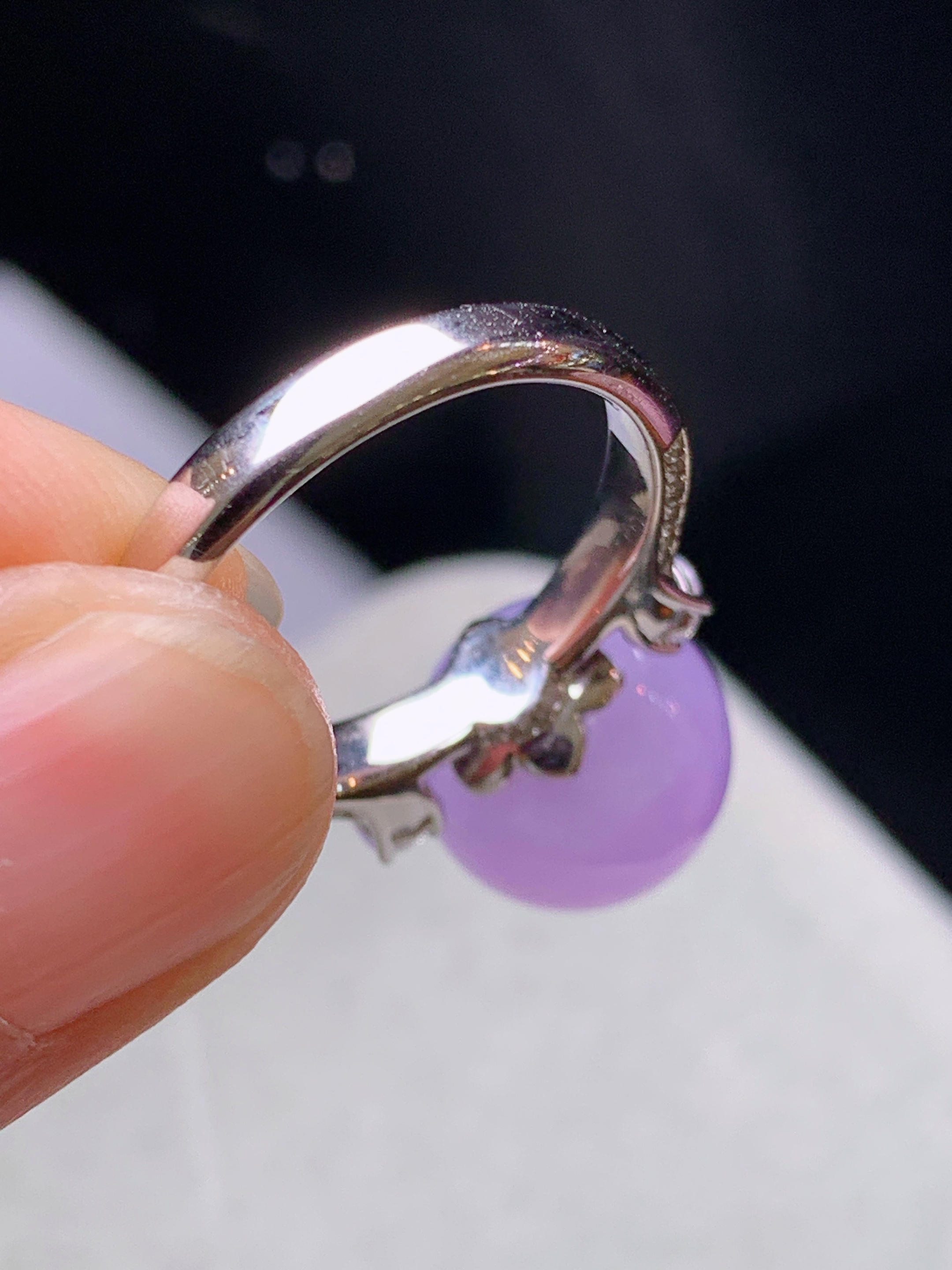 18k金钻镶嵌紫罗兰圆珠戒指 玉质细腻 色泽艳丽清新 水润亮眼 圈口14 整体尺寸11.5c4