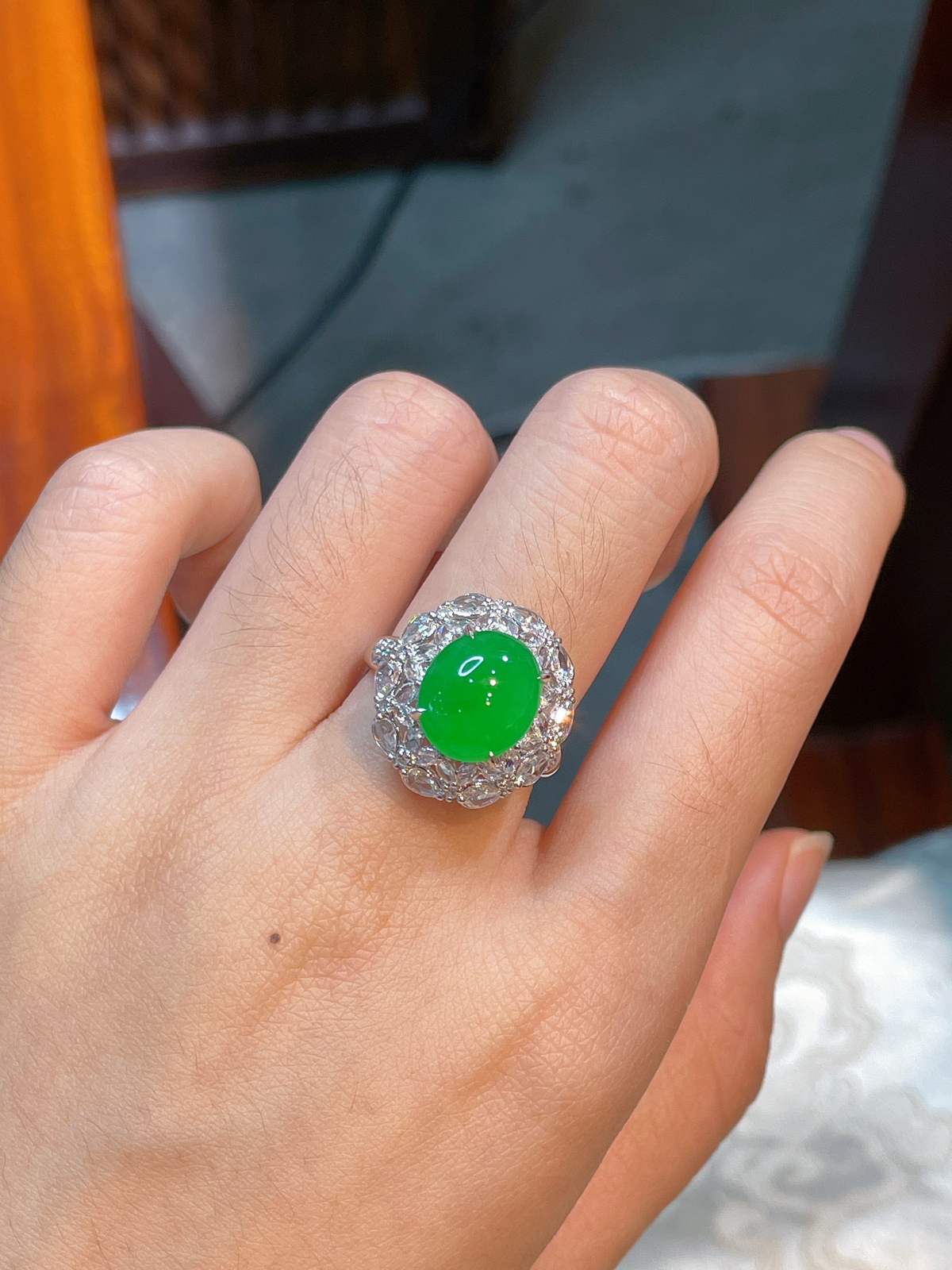 阳绿蛋面戒指 完美 18k金镶嵌 强烈推荐