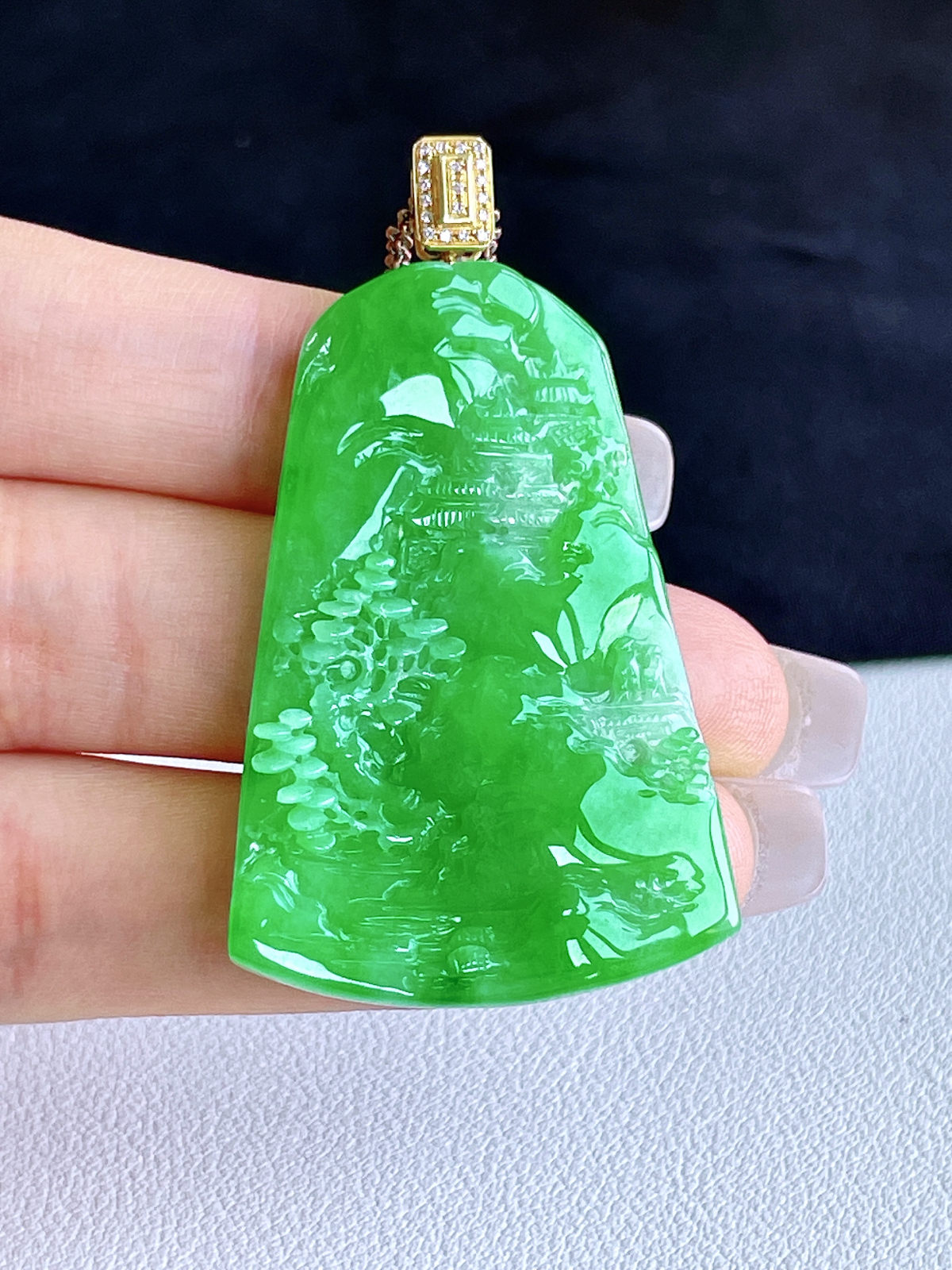 【镶嵌】冰阳绿山水牌大山水牌吊坠  
【说明】缅料 18k金镶嵌 性价比高  
【整体】56.3
【裸石】47.7-31.8-5.7..