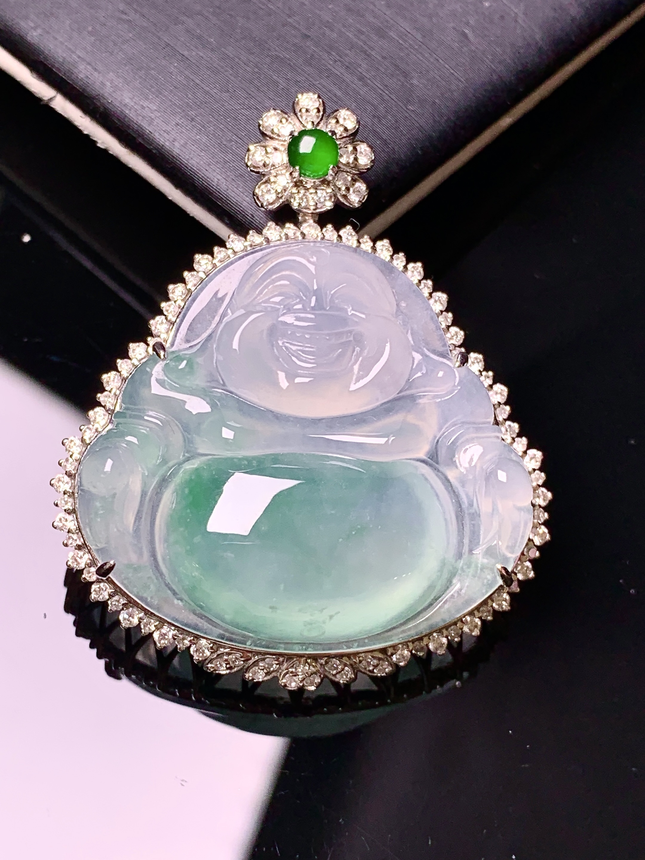 18k金钻镶嵌冰种飘绿佛公吊坠 玉质细腻 色泽艳丽清新 水润亮眼 整体尺寸38.5*31.8*10.6x1