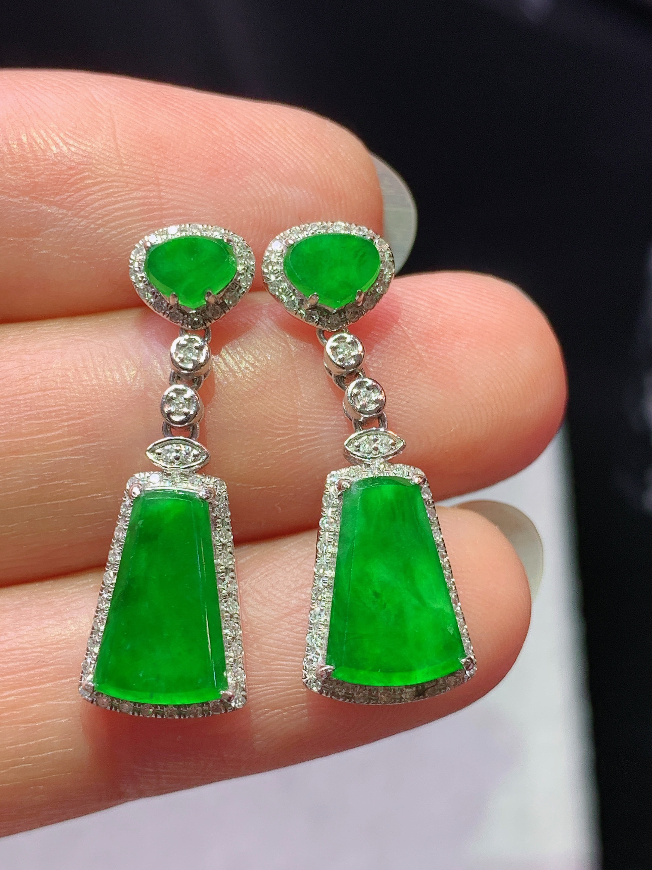 18k金钻镶嵌满绿无事牌耳坠 玉质细腻 色泽艳丽清新 水润亮眼 整体尺寸 26*9.2*4x2