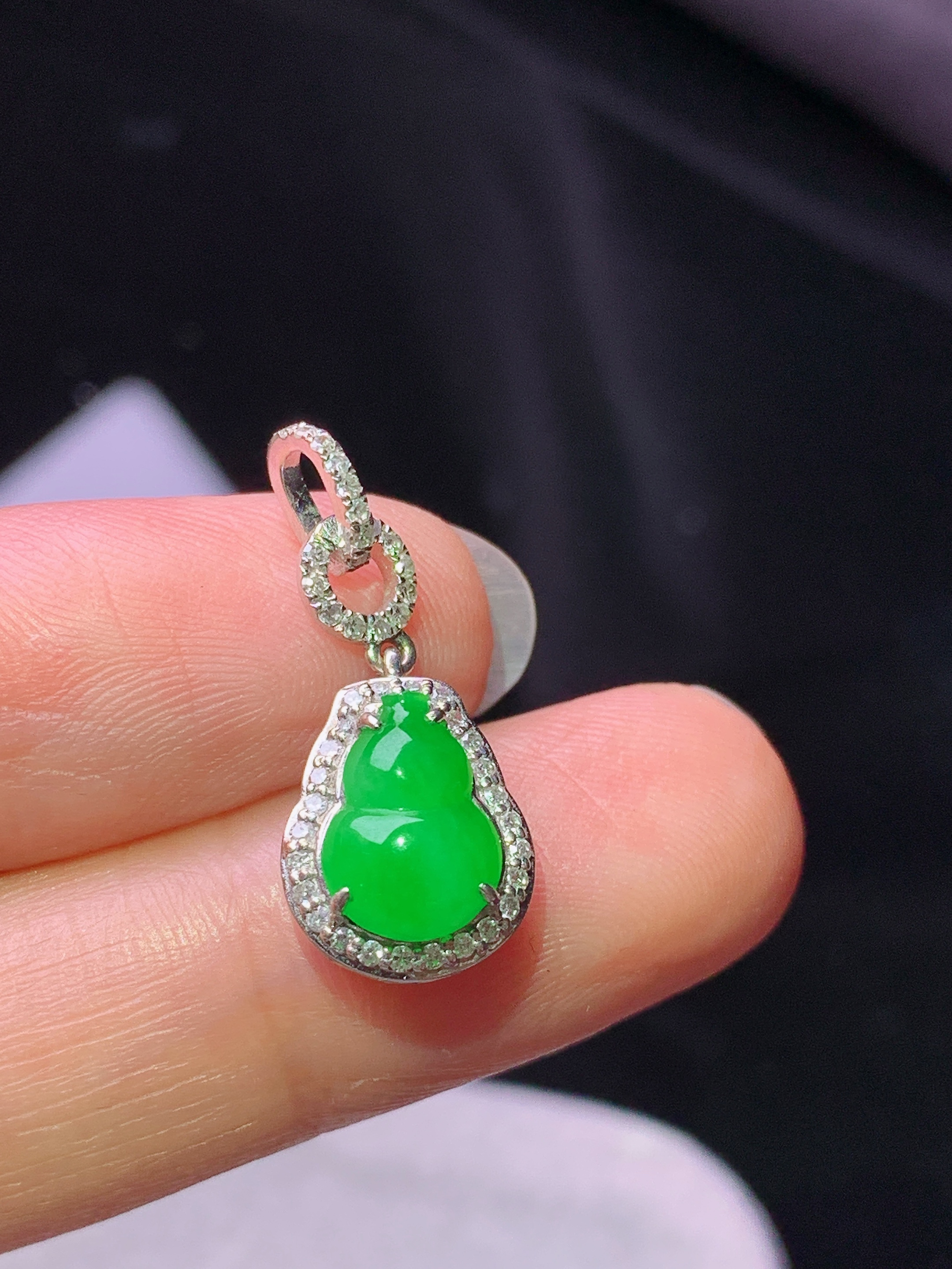 18k金钻镶嵌阳绿葫芦吊坠 玉质细腻 色泽艳丽清新 水润亮眼 整体尺寸23*9.7*6.2m2