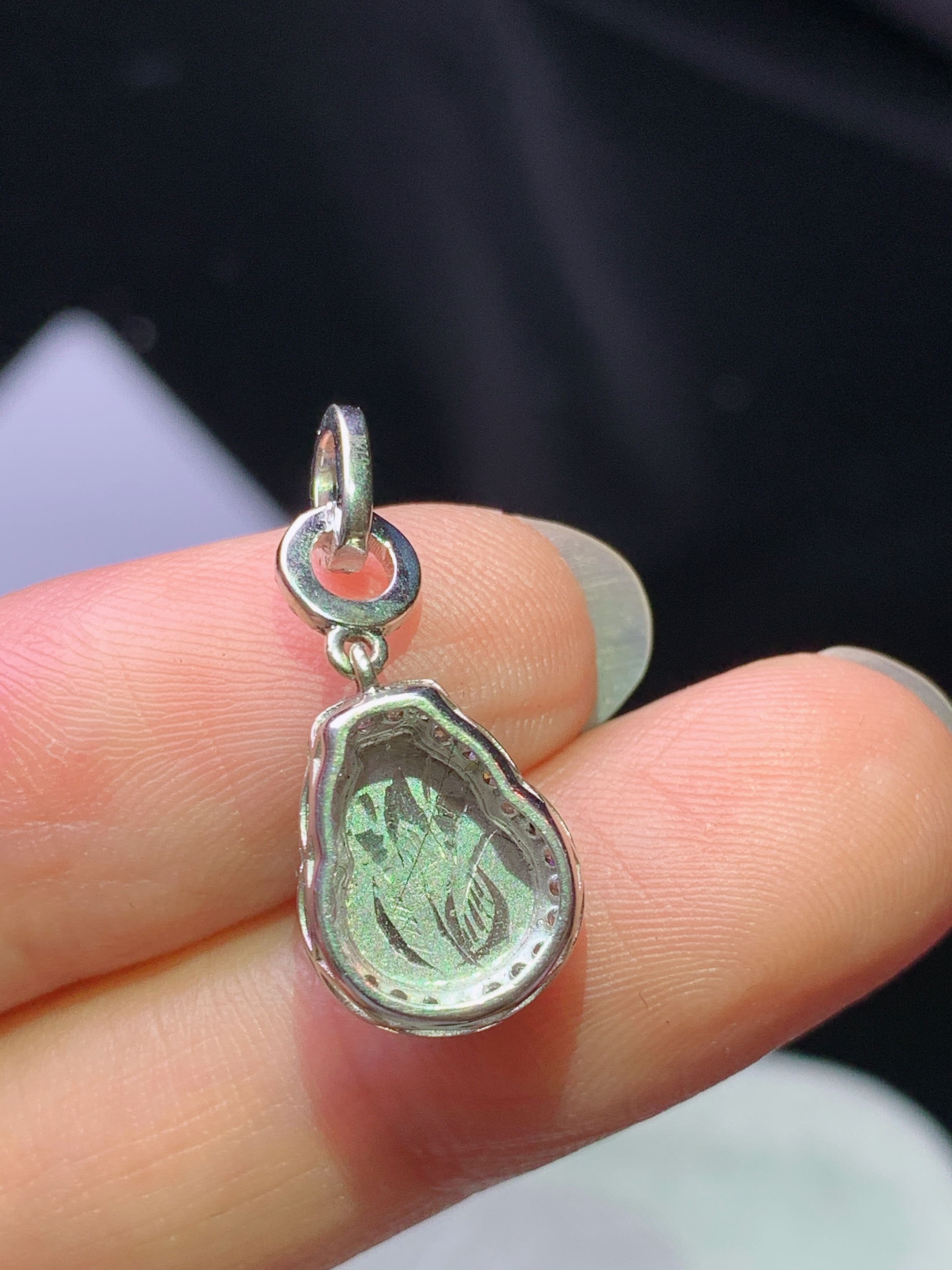 18k金钻镶嵌阳绿葫芦吊坠 玉质细腻 色泽艳丽清新 水润亮眼 整体尺寸23*9.7*6.2m2