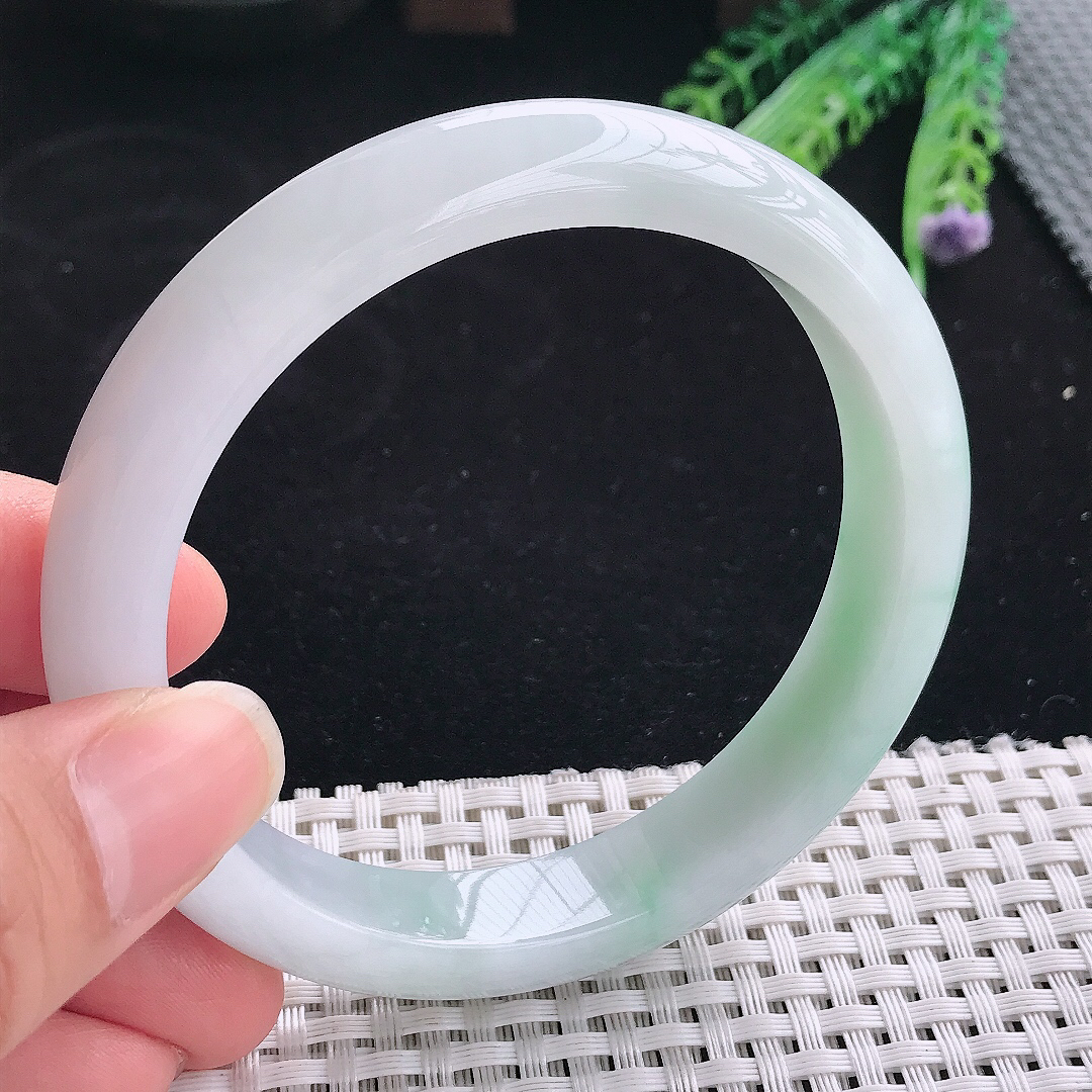 实拍A货翡翠63/12.5/8.5大圈口老坑精美冰润飘绿手镯翡翠玉镯手环