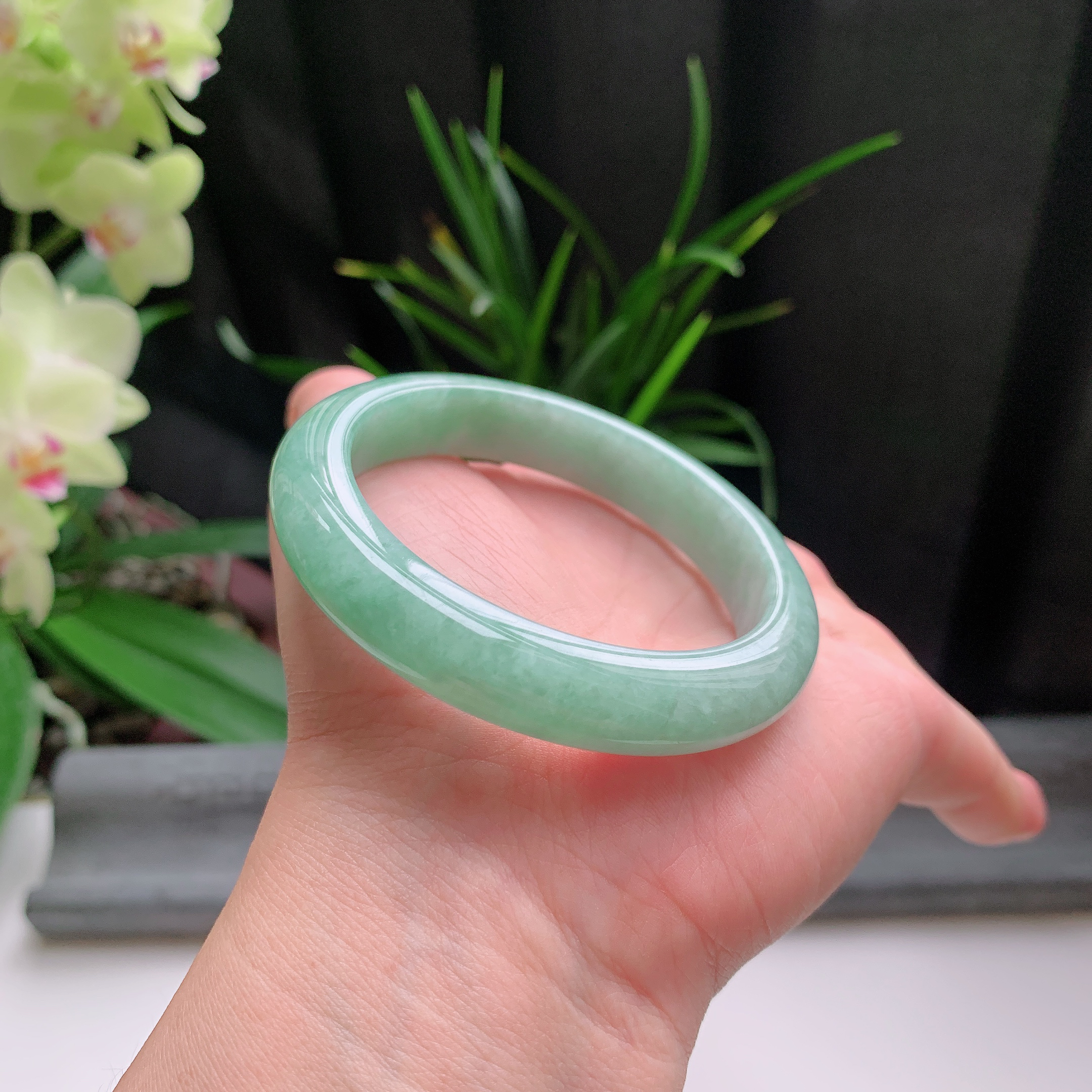 正圈54圈口，天然A货翡翠冰糯种水润飘绿玉手镯，水润秀丽，飘花灵动，种水十足，视觉甜美可人，恰到好处的美，十分高雅耐看，条形优美，上手优雅大方。52.47