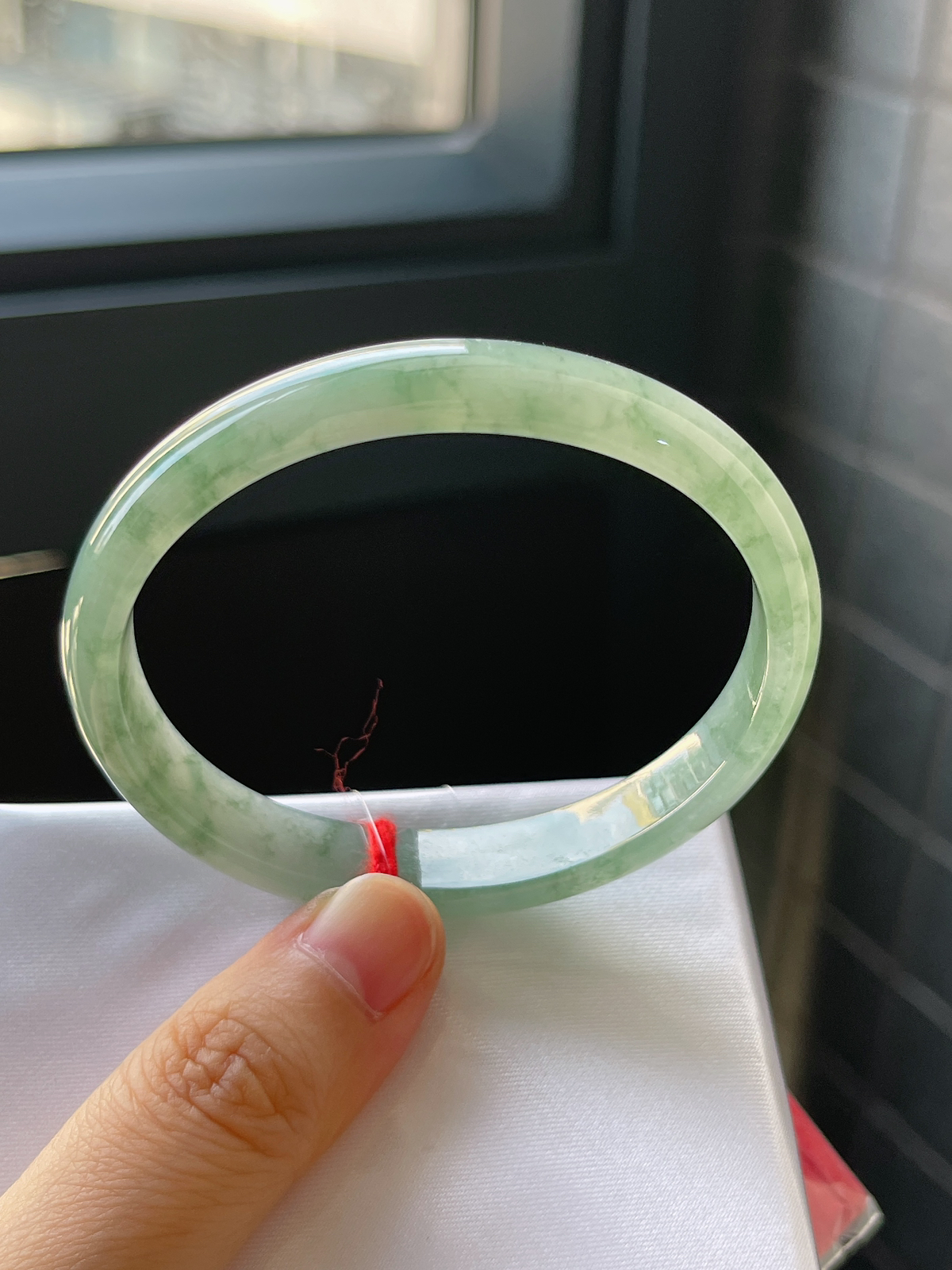 贵妃镯55.4圈口，翡翠冰糯种飘绿手镯