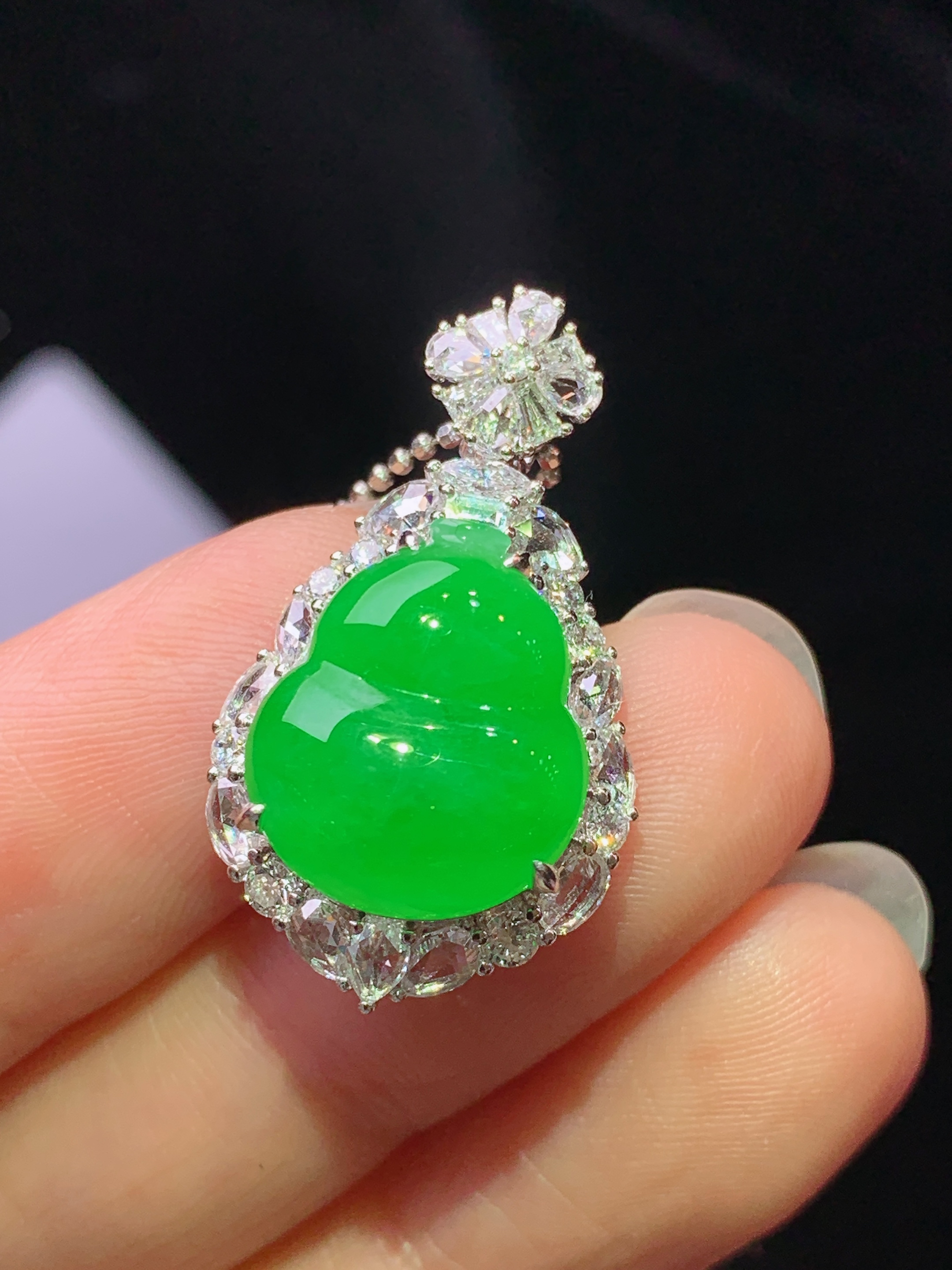 18k金钻镶嵌冰阳绿葫芦吊坠 玉质细腻 色泽艳丽清新 水润亮眼 整体尺寸27.5*16*10.2c4