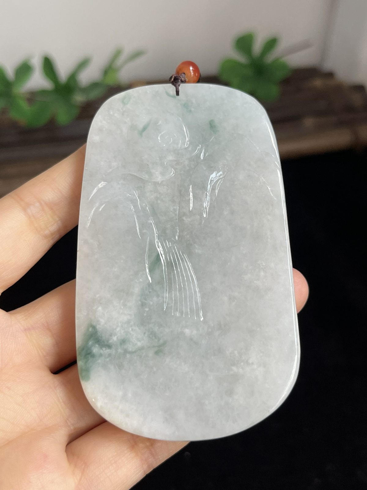 翡翠糯化种飘绿吊坠，配珠未测