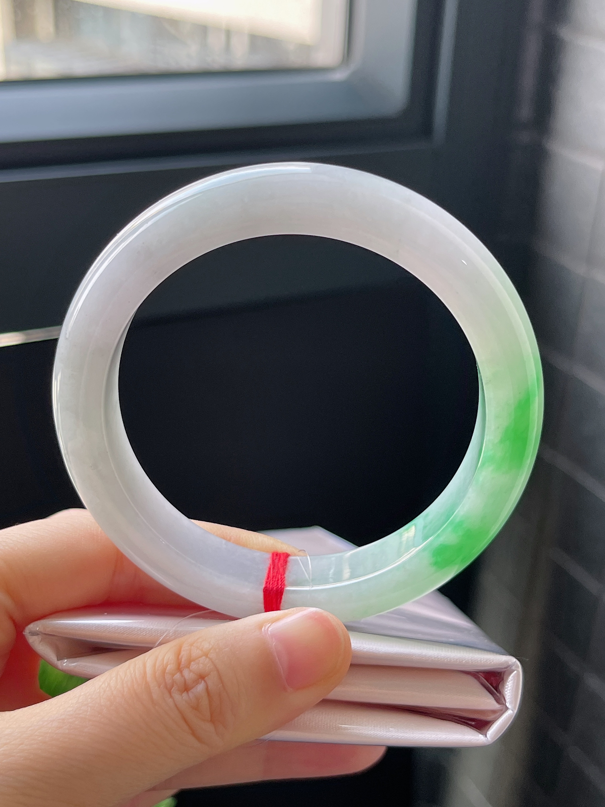 正圈57.9圈口，翡翠冰糯种飘绿手镯