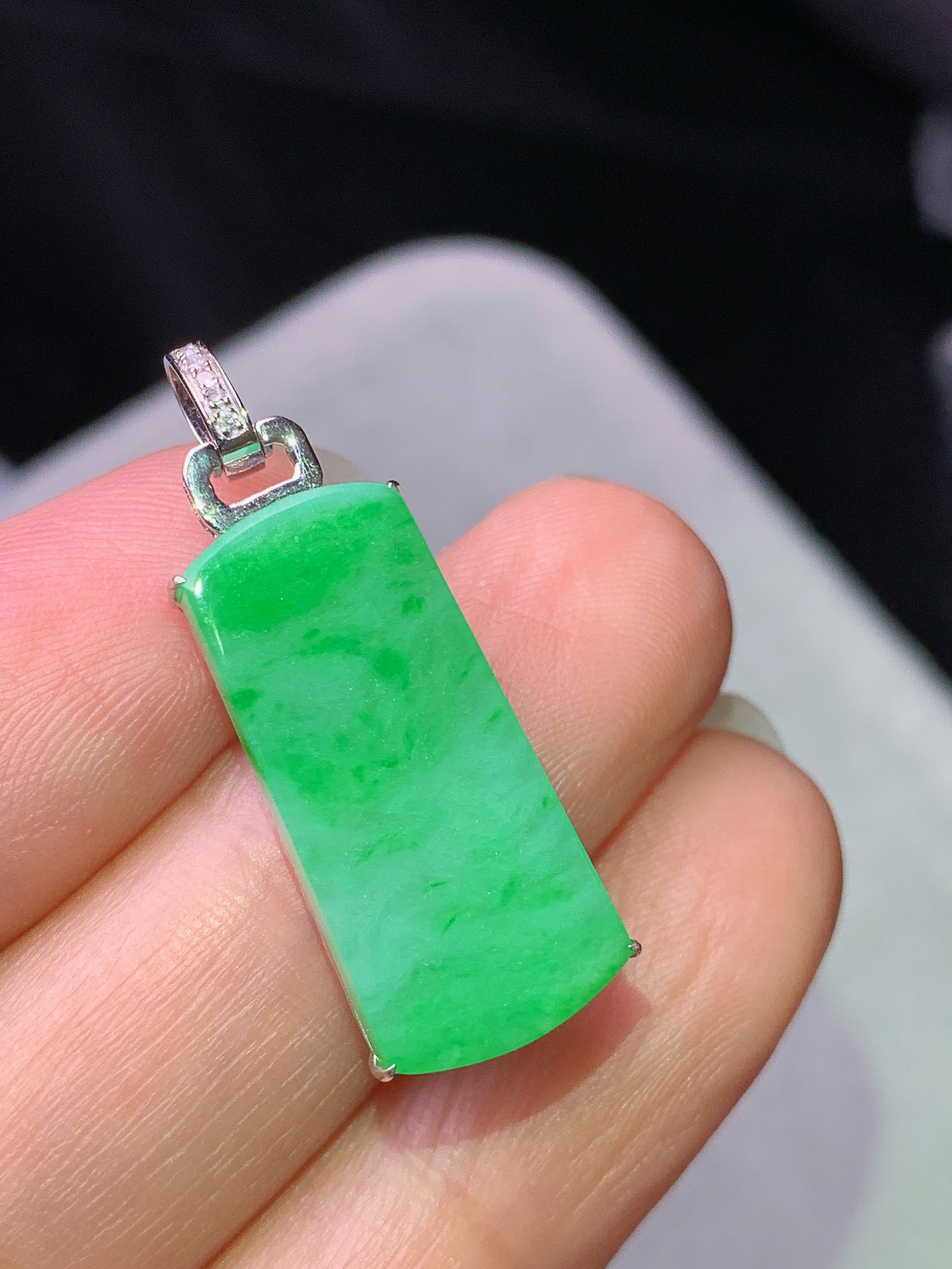 18k金钻镶嵌阳绿无事牌吊坠 玉质细腻 色泽艳丽清新 水润亮眼 整体尺寸29.6*9.5*4.8b1