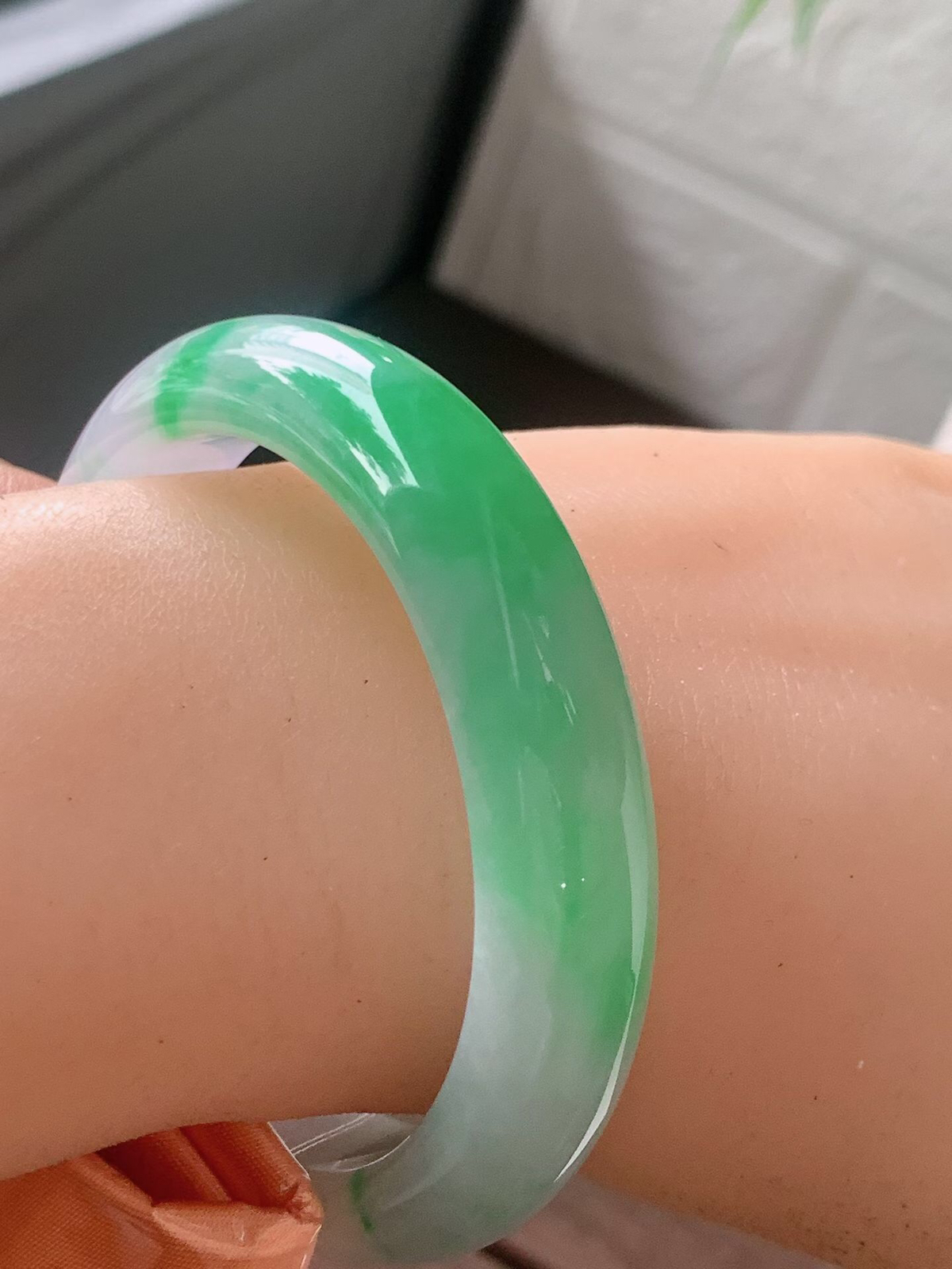 【翡翠名称】冰紫罗兰飘阳绿54.5正圈口手镯
【翡翠尺寸】54.5/12.8/8.3mm适合53.5-56正圈口佩戴
【翡翠描述】宝贝种老水足，玉质细腻，色泽靓丽，性价比高，佩戴效果好！
【其它赠送】权威证书/精美挂绳盒子/支持全国复检