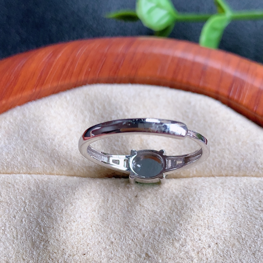 冰润满绿精美环形翡翠戒指  玉质细腻  冰清玉润  飘花灵动  颜色漂亮  W815.27  内径尺寸：17-5.3-4.2mm  裸石尺寸：7-5mm