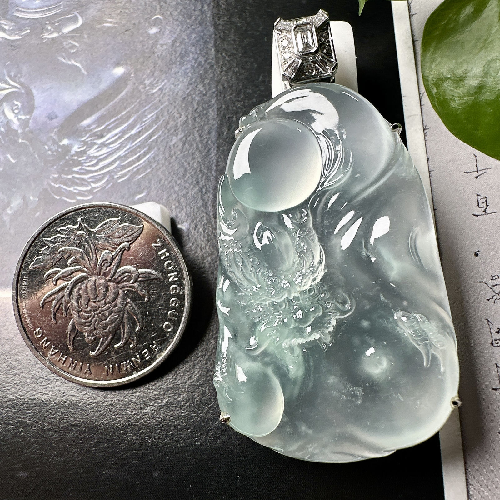 【冰种龙牌】冰润细腻，冰感好，质地很不错。雕工精细，佩戴效果好，18k金钻镶嵌，裸石尺寸45.5*28.4*7毫米