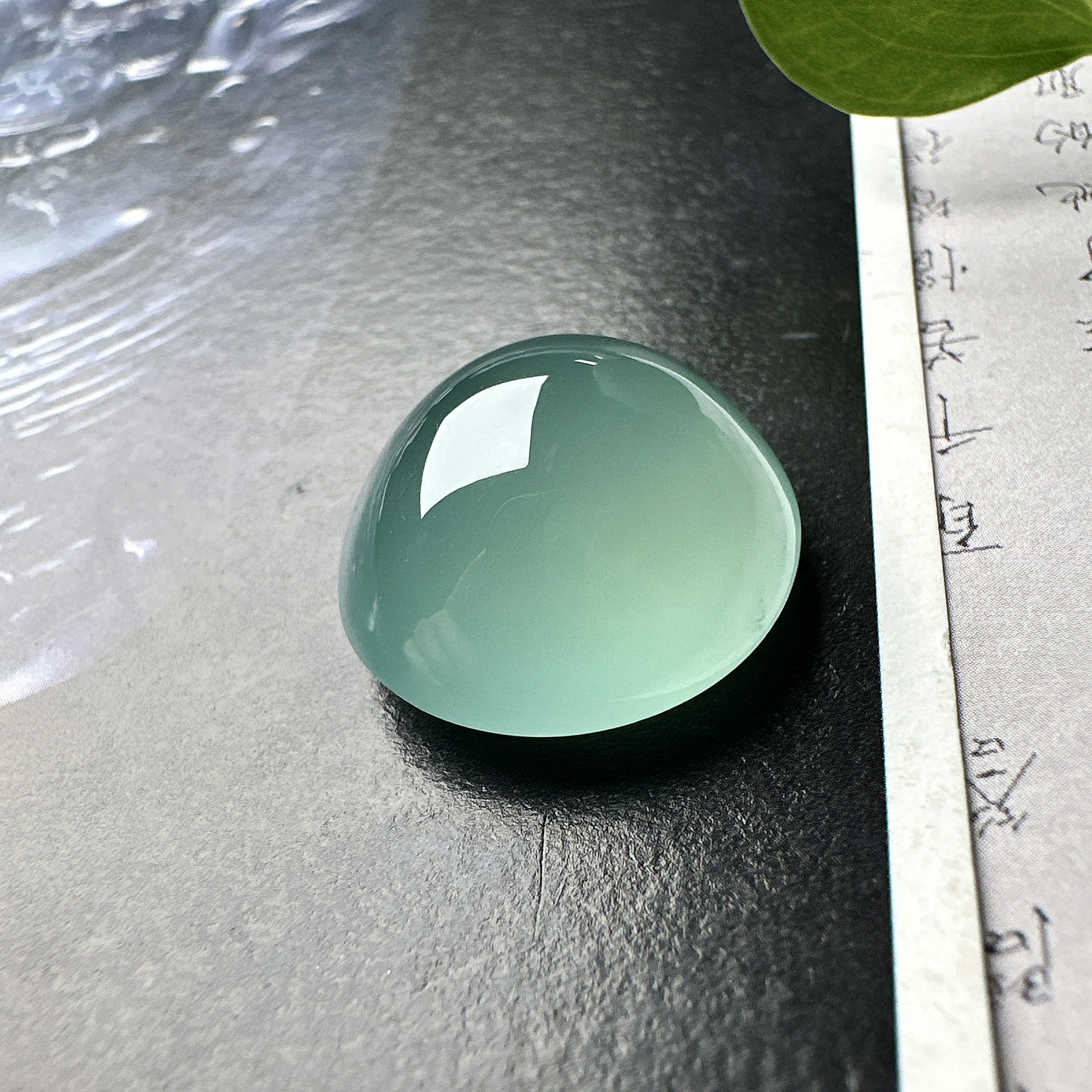 【冰种天空蓝蛋面裸石】质地非常细腻干净，冰润十足，种老冰透，收藏品质