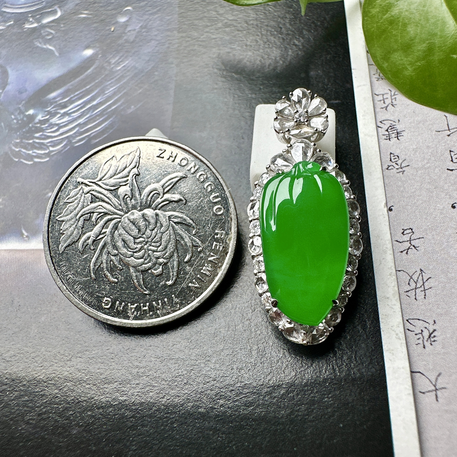 【冰种满绿福瓜吊坠】种水上乘，晶莹剔透，纯净通透，18k金钻精美镶嵌，裸石尺寸18.3*9.8*3.5毫米