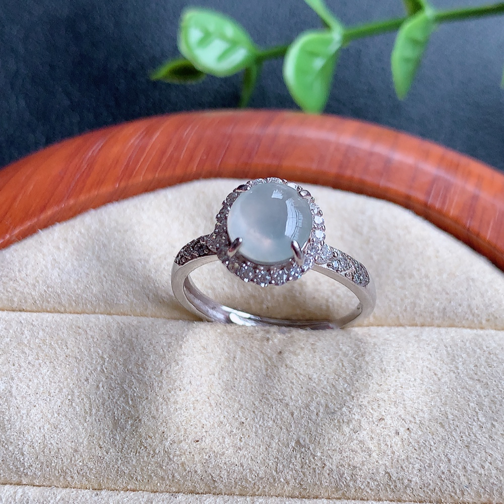 冰翡翠925银镶嵌蛋面指环，自然光实拍，翠色灵动，颜色漂亮，种老水足，品相佳，佩戴佳品！W815.27 内圈尺寸：17.5-10.5-7.3mm  裸石尺寸：7.5-6.8mm