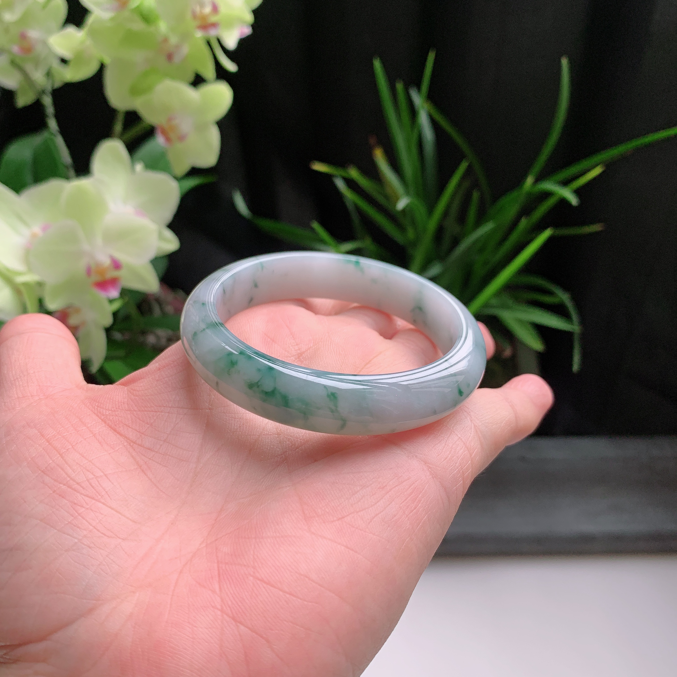 正圈53圈口，天然A货翡翠冰糯种水润飘绿玉手镯，水润秀丽，飘花灵动，种水十足，视觉甜美可人，恰到好处的美，十分高雅耐看，条形优美，上手优雅大方。47.53