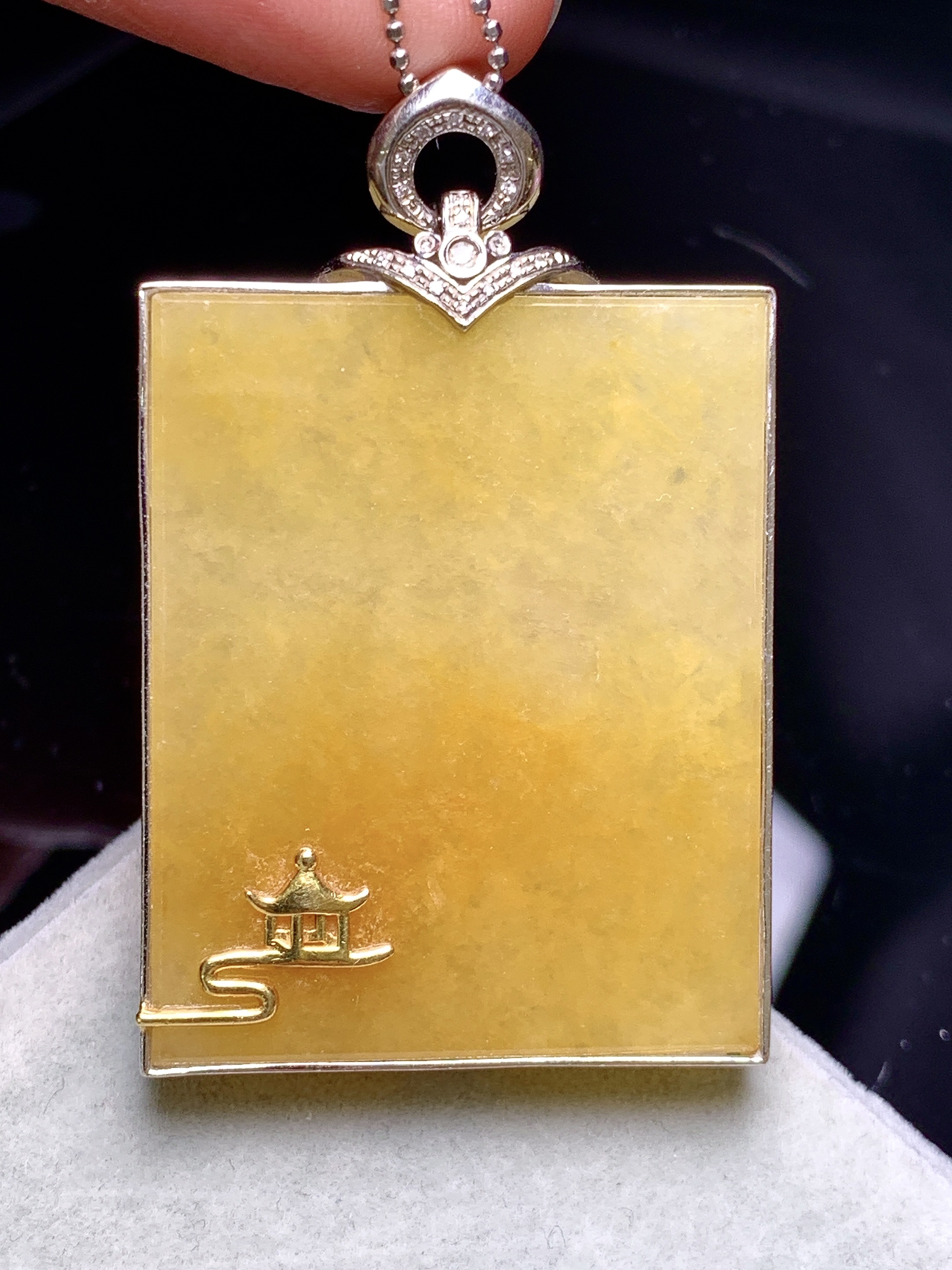 18k金钻镶嵌黄翡无事牌吊坠 玉质细腻 色泽艳丽清新 水润亮眼 整体尺寸48*30*6b1