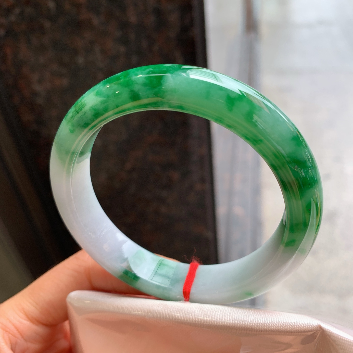 正圈飘绿，有纹、有裂，尺寸：57.8/12.6/8.8，色好